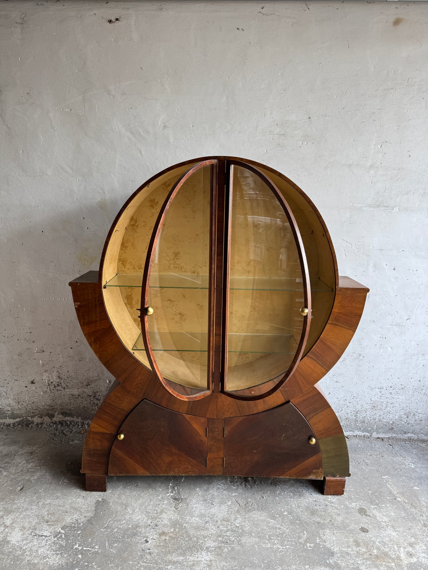 Zeldzame Art Deco bolvormige vitrinekast – ontwerp uit de jaren 30