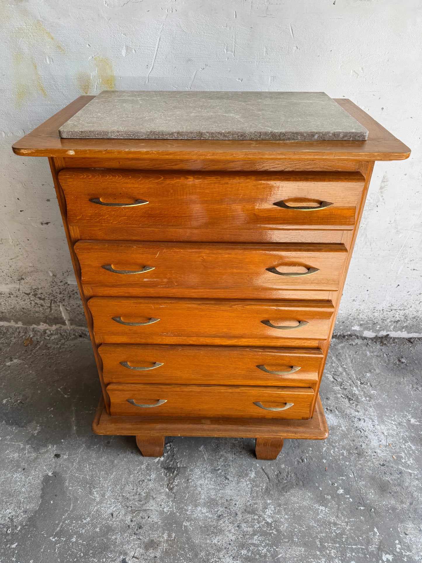 Vintage eikenhouten ladekast met stenen blad – Belgisch design uit de jaren 50