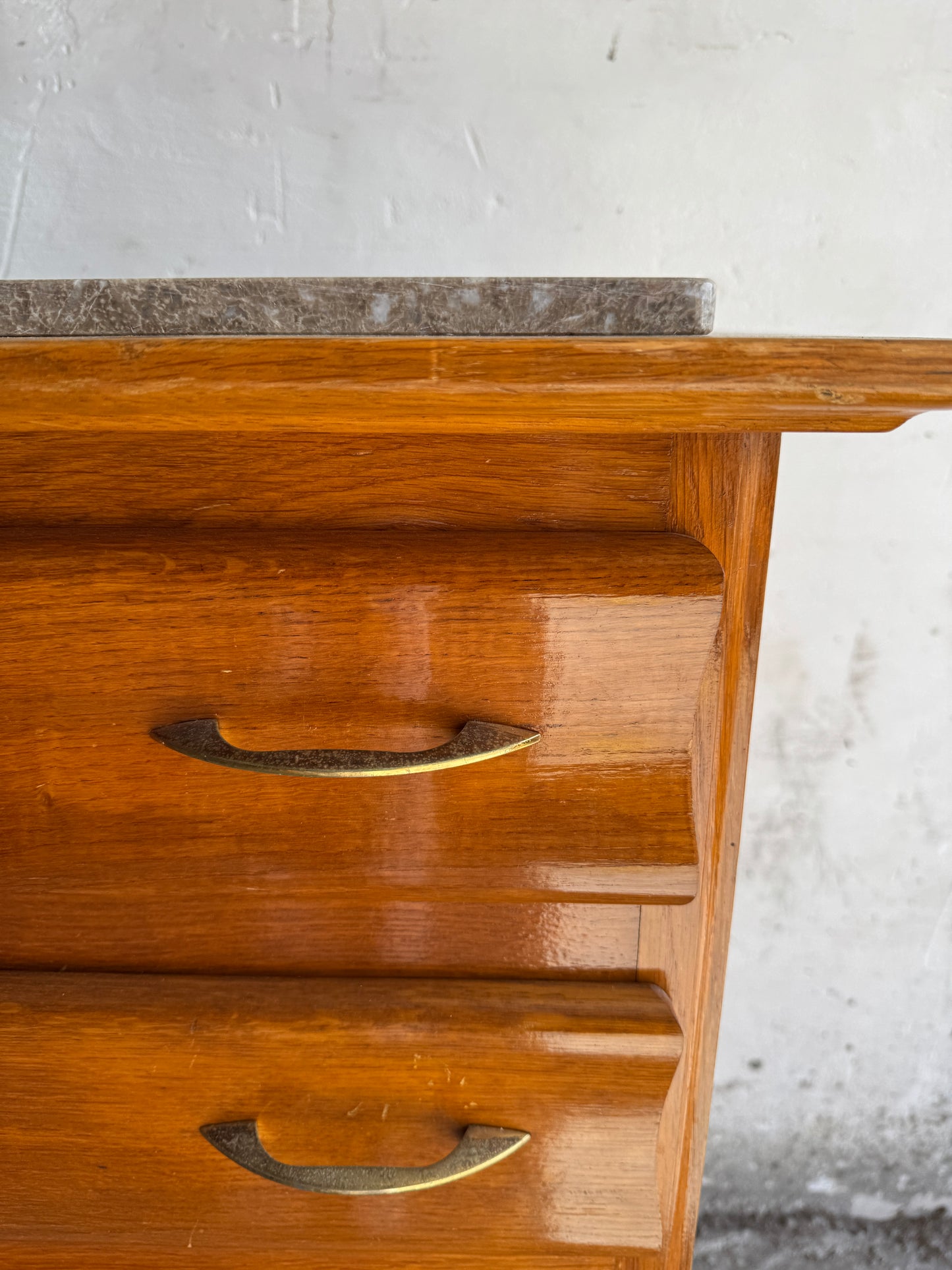 Vintage eikenhouten ladekast met stenen blad – Belgisch design uit de jaren 50