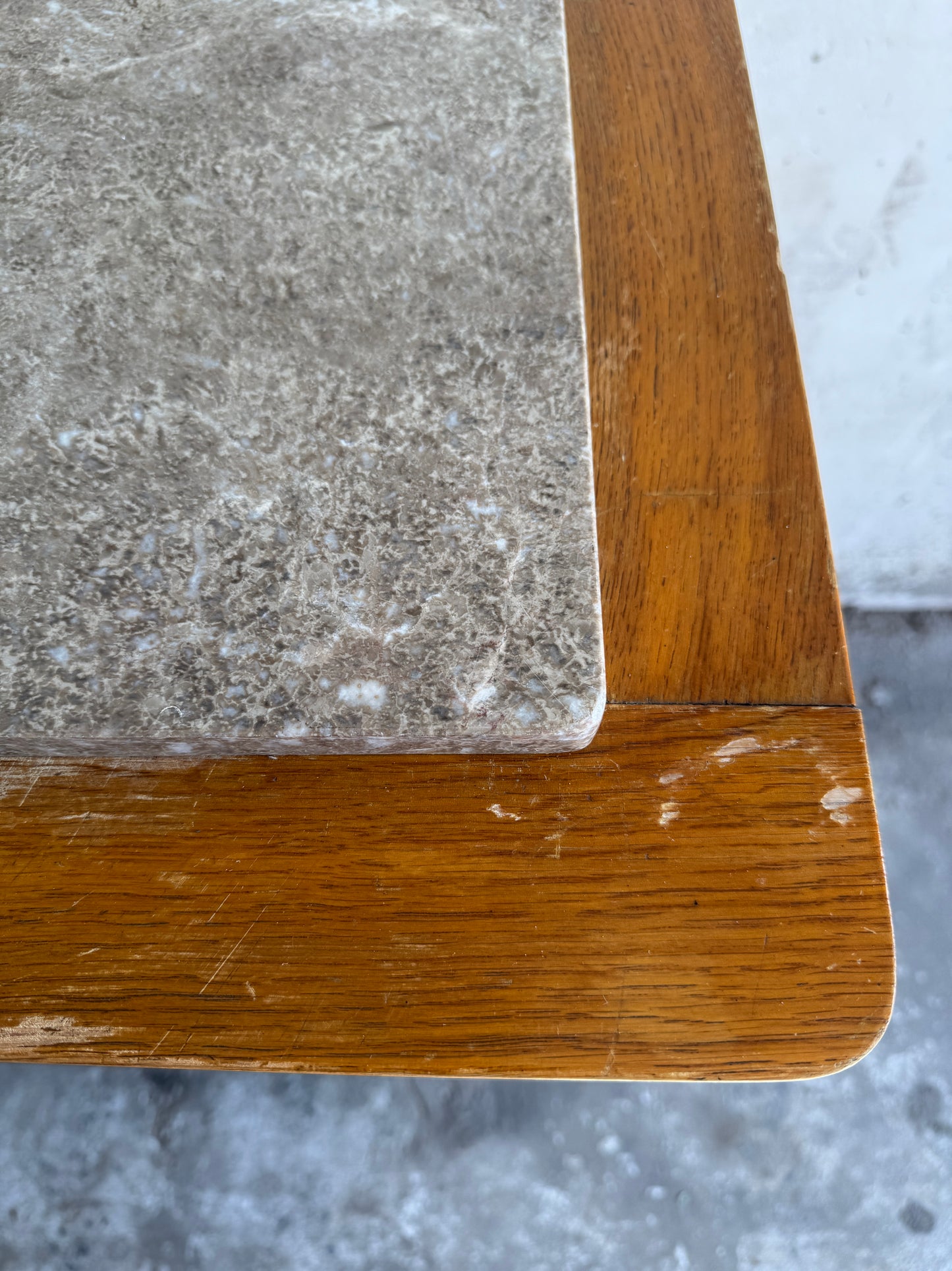 Vintage eikenhouten ladekast met stenen blad – Belgisch design uit de jaren 50