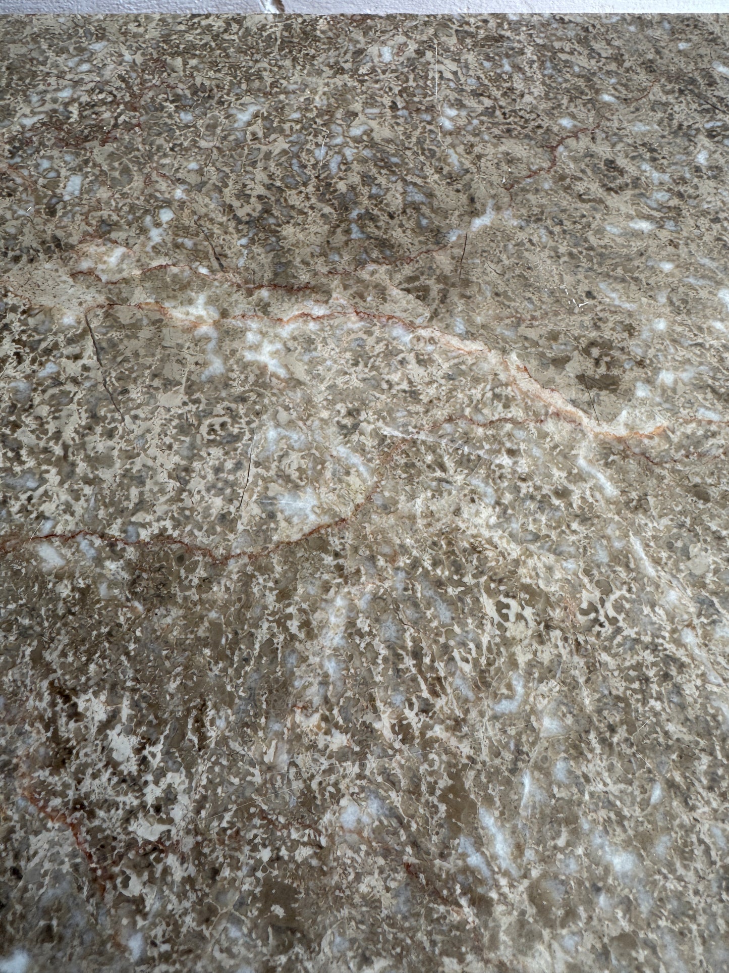 Vintage eikenhouten ladekast met stenen blad – Belgisch design uit de jaren 50