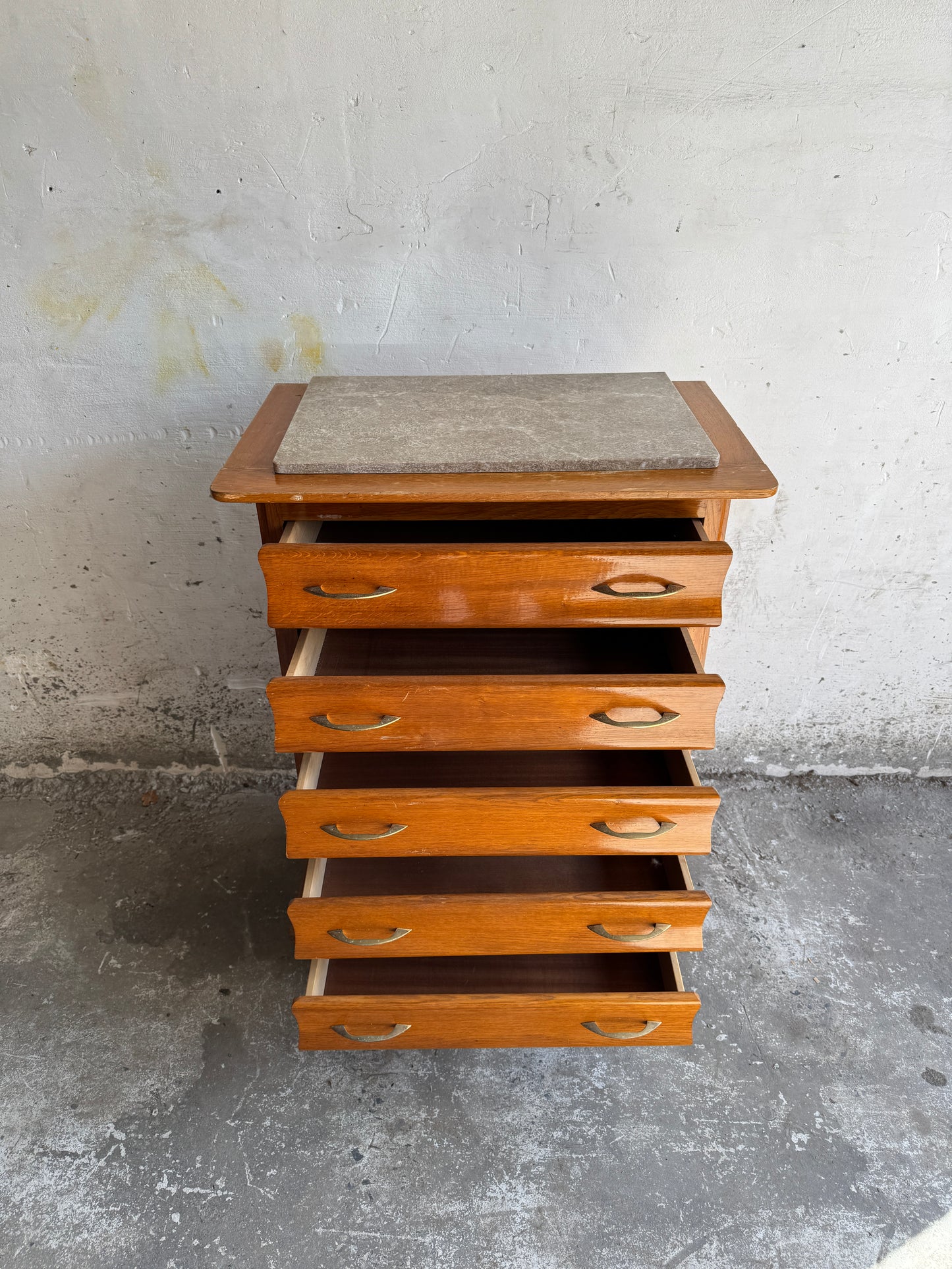 Vintage eikenhouten ladekast met stenen blad – Belgisch design uit de jaren 50