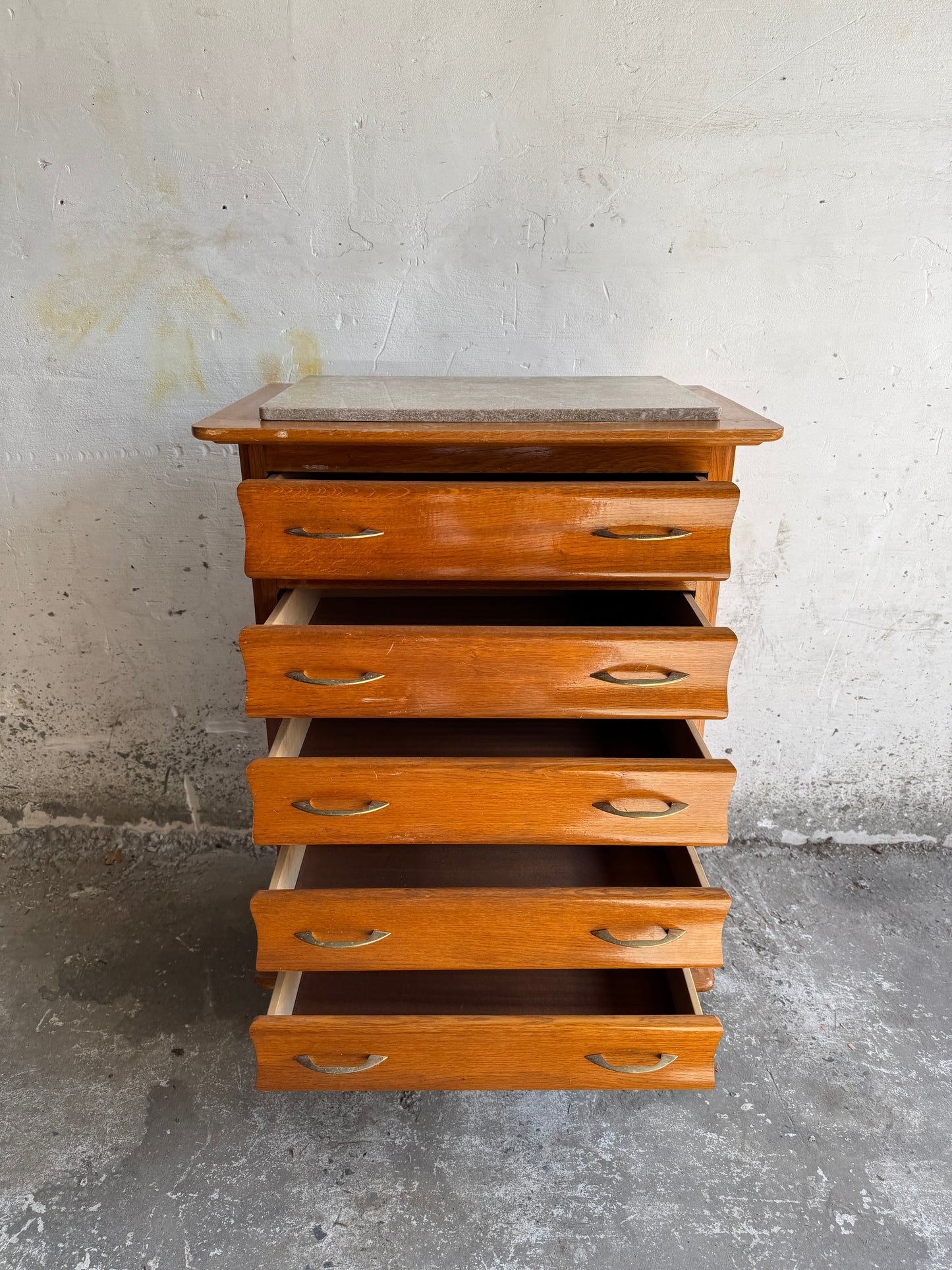 Vintage eikenhouten ladekast met stenen blad – Belgisch design uit de jaren 50