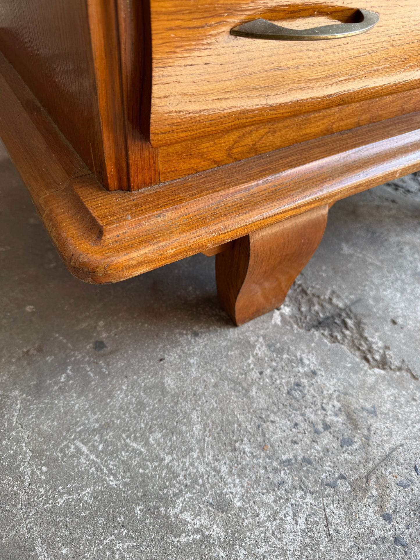 Vintage eikenhouten ladekast met stenen blad – Belgisch design uit de jaren 50