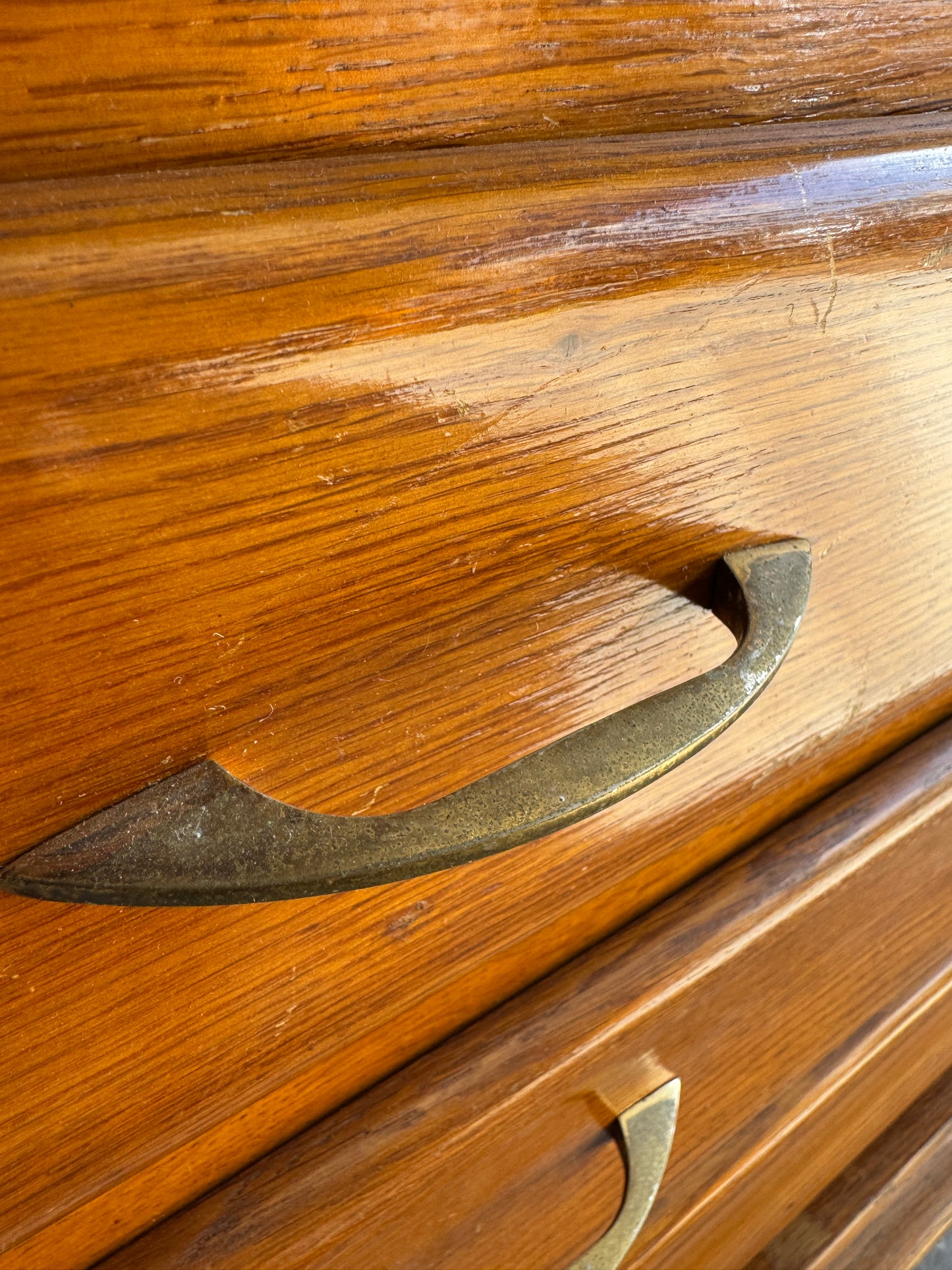 Vintage eikenhouten ladekast met stenen blad – Belgisch design uit de jaren 50