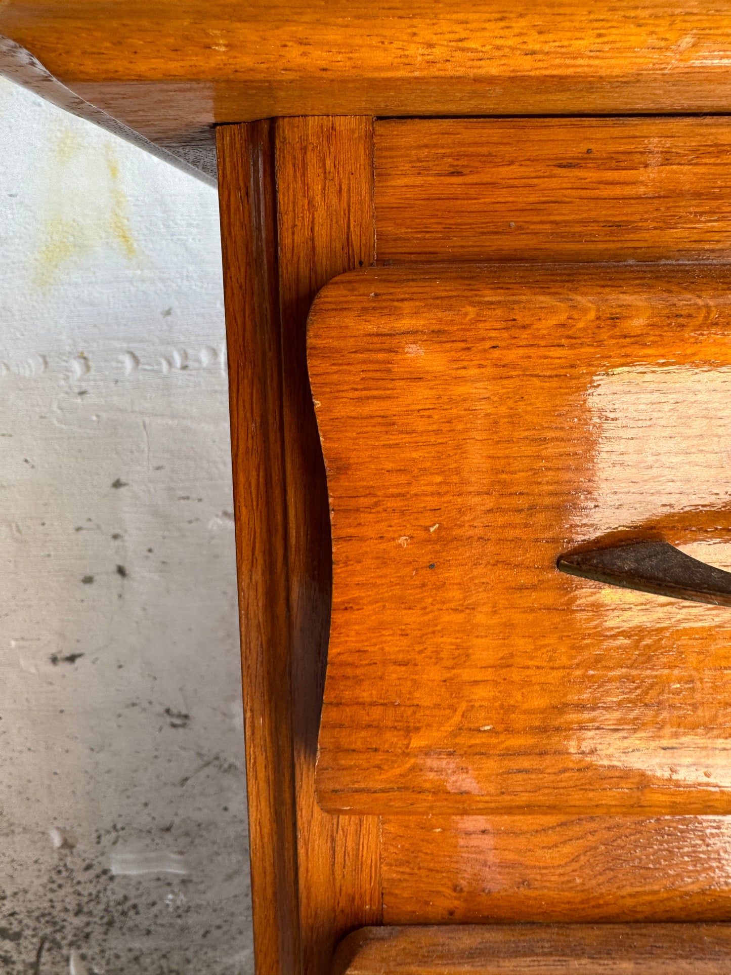 Vintage eikenhouten ladekast met stenen blad – Belgisch design uit de jaren 50