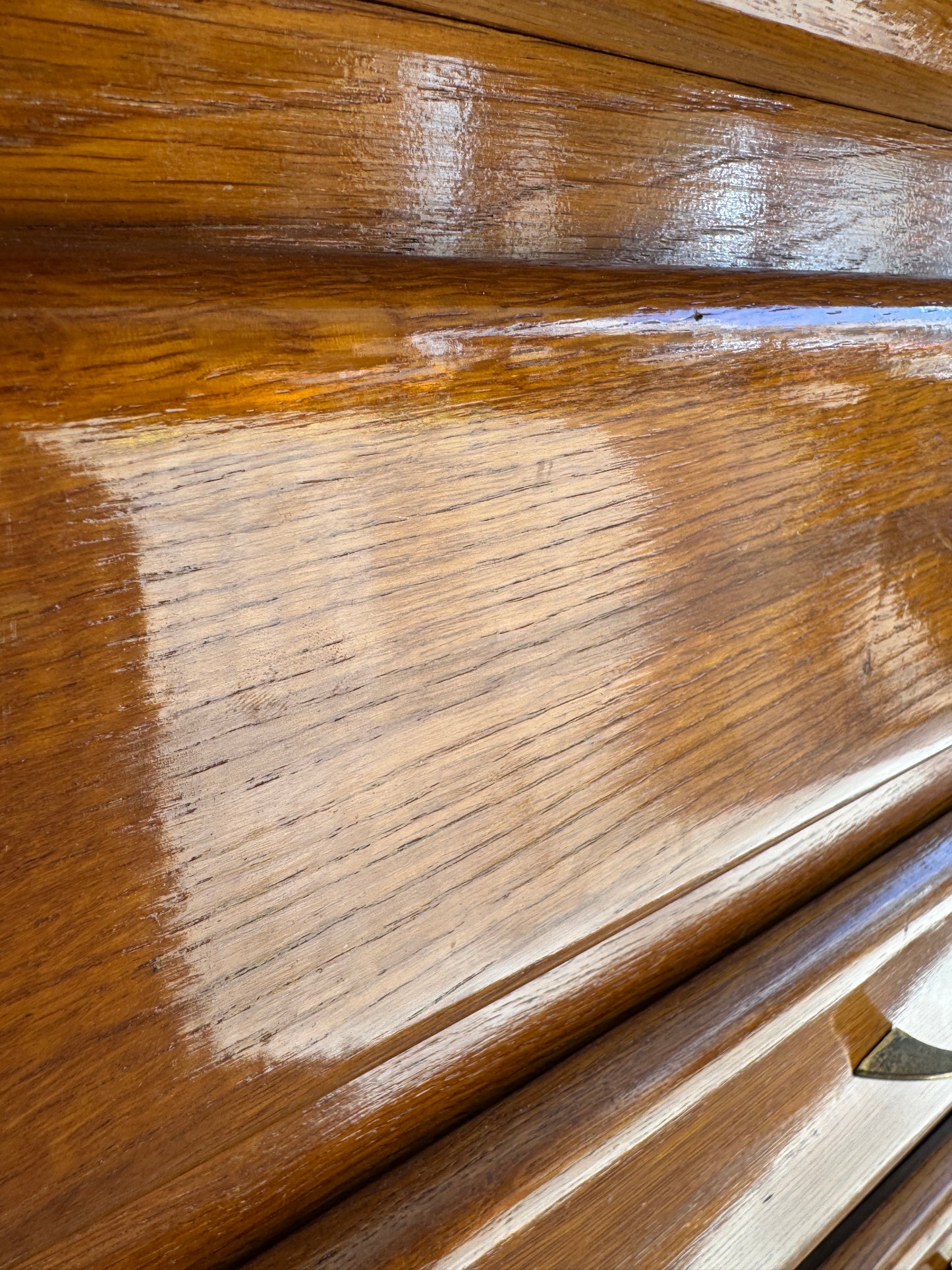 Vintage eikenhouten ladekast met stenen blad – Belgisch design uit de jaren 50