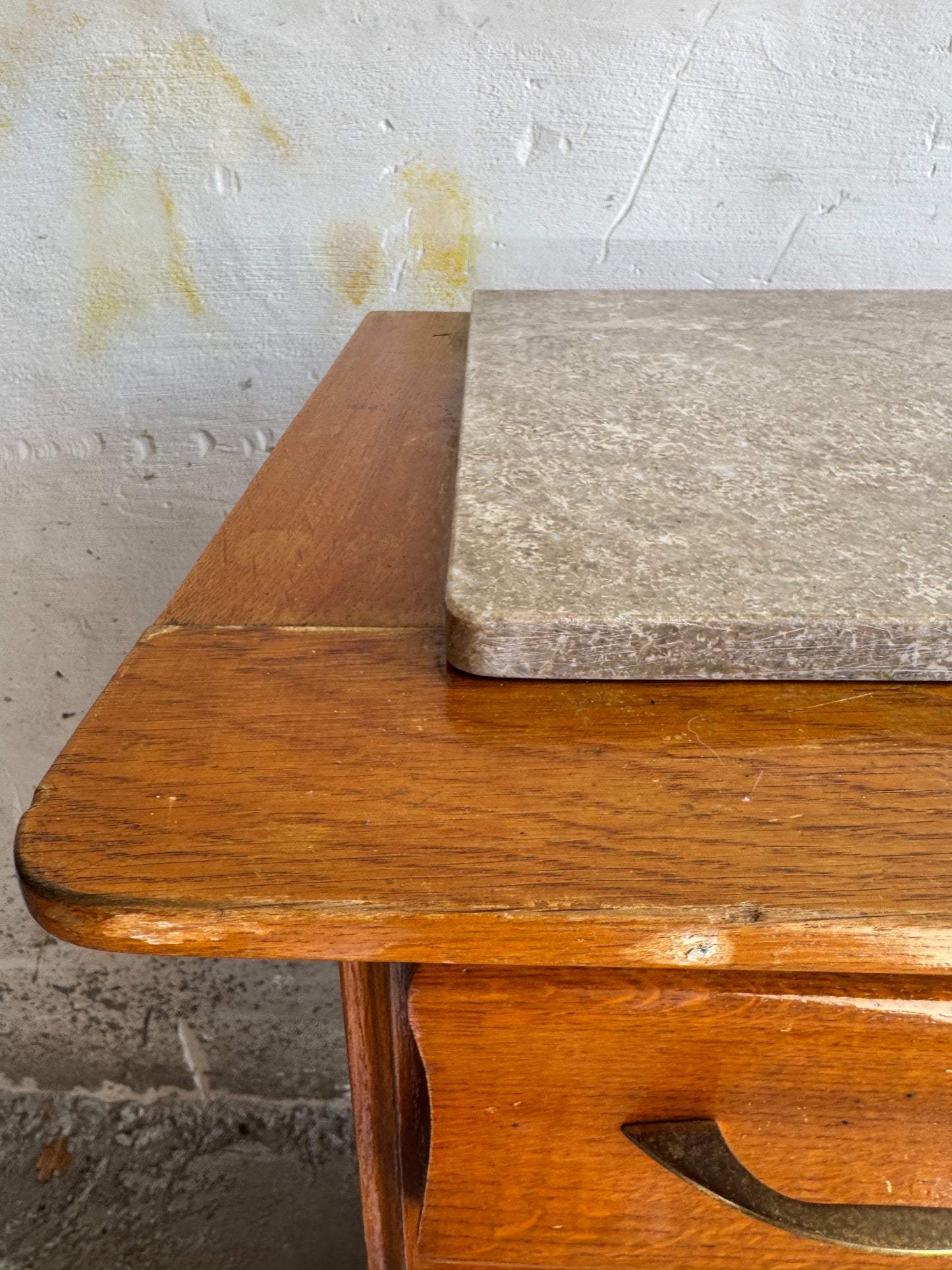 Vintage eikenhouten ladekast met stenen blad – Belgisch design uit de jaren 50