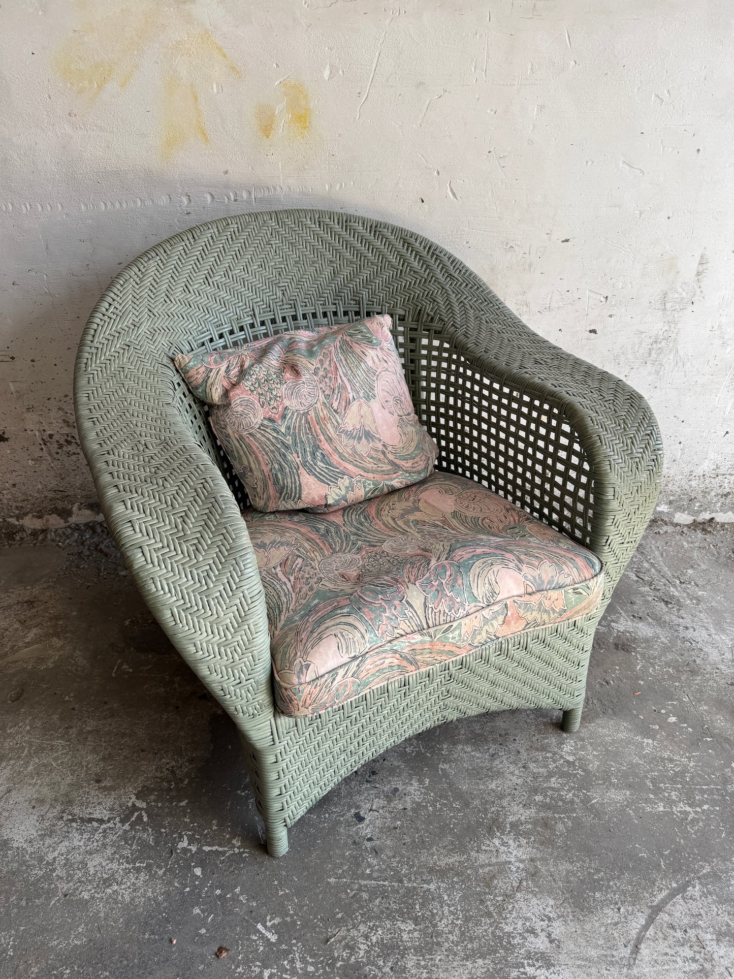 Vintage rieten loungestoel met pastelkleurige kussens – jaren 80