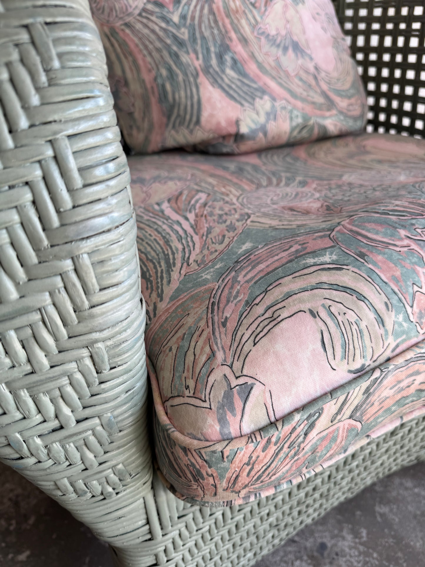 Vintage rieten loungestoel met pastelkleurige kussens – jaren 80