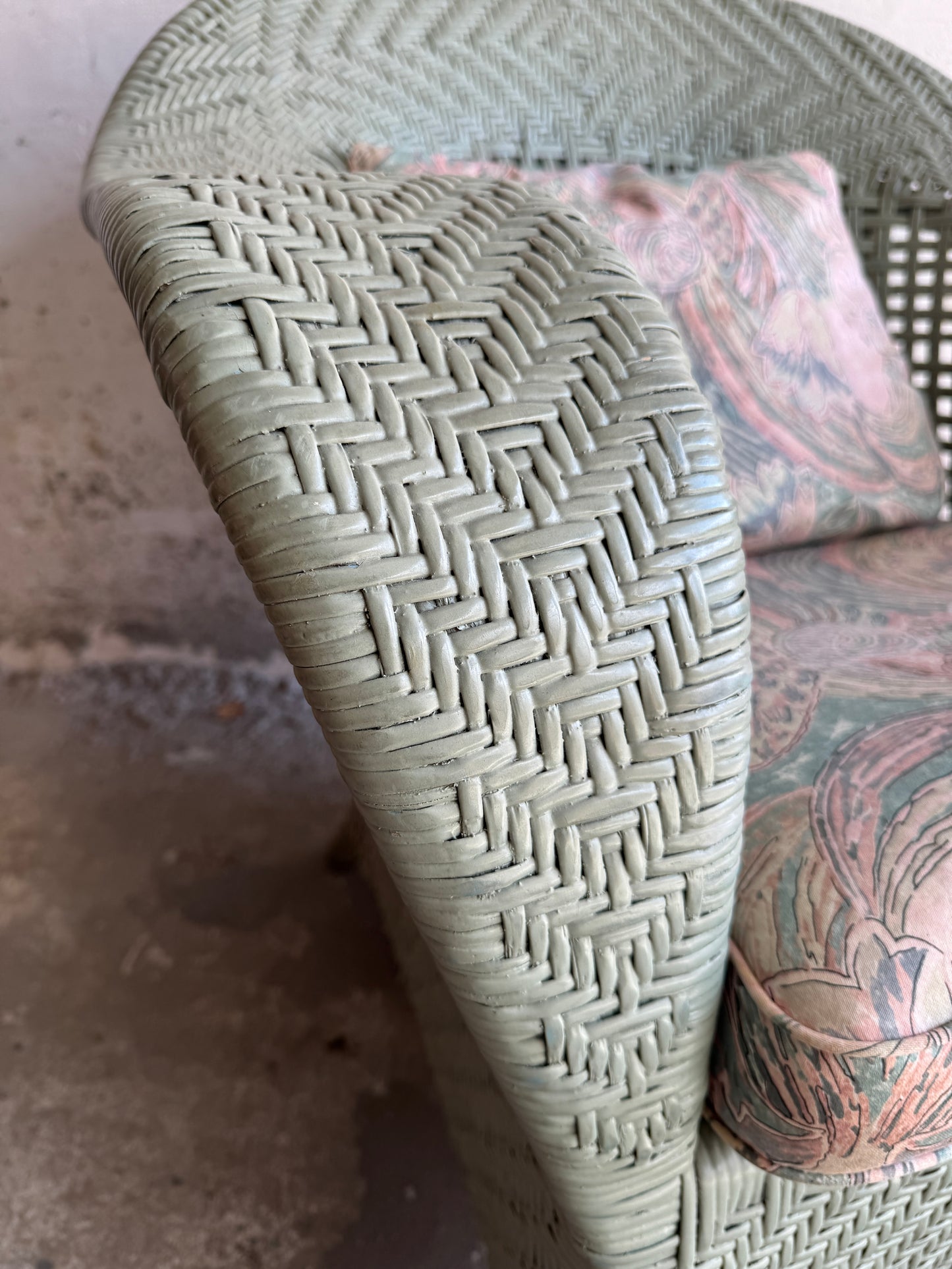 Vintage rieten loungestoel met pastelkleurige kussens – jaren 80