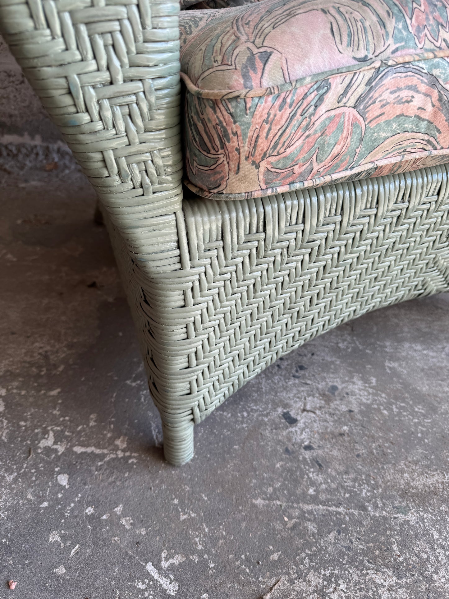 Vintage rieten loungestoel met pastelkleurige kussens – jaren 80