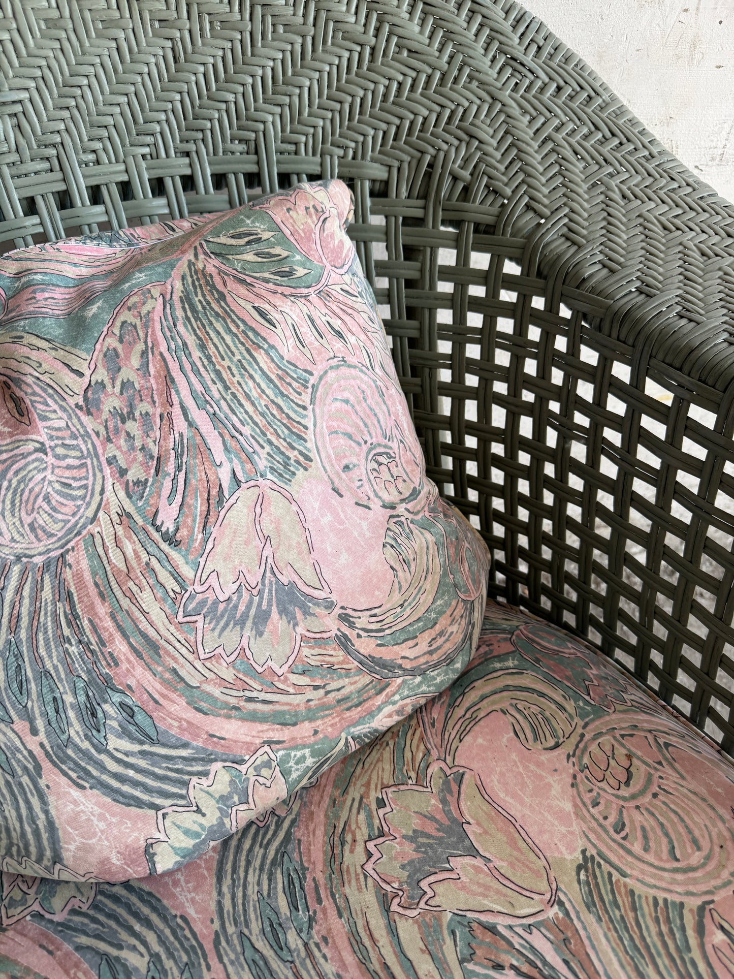 Vintage rieten loungestoel met pastelkleurige kussens – jaren 80