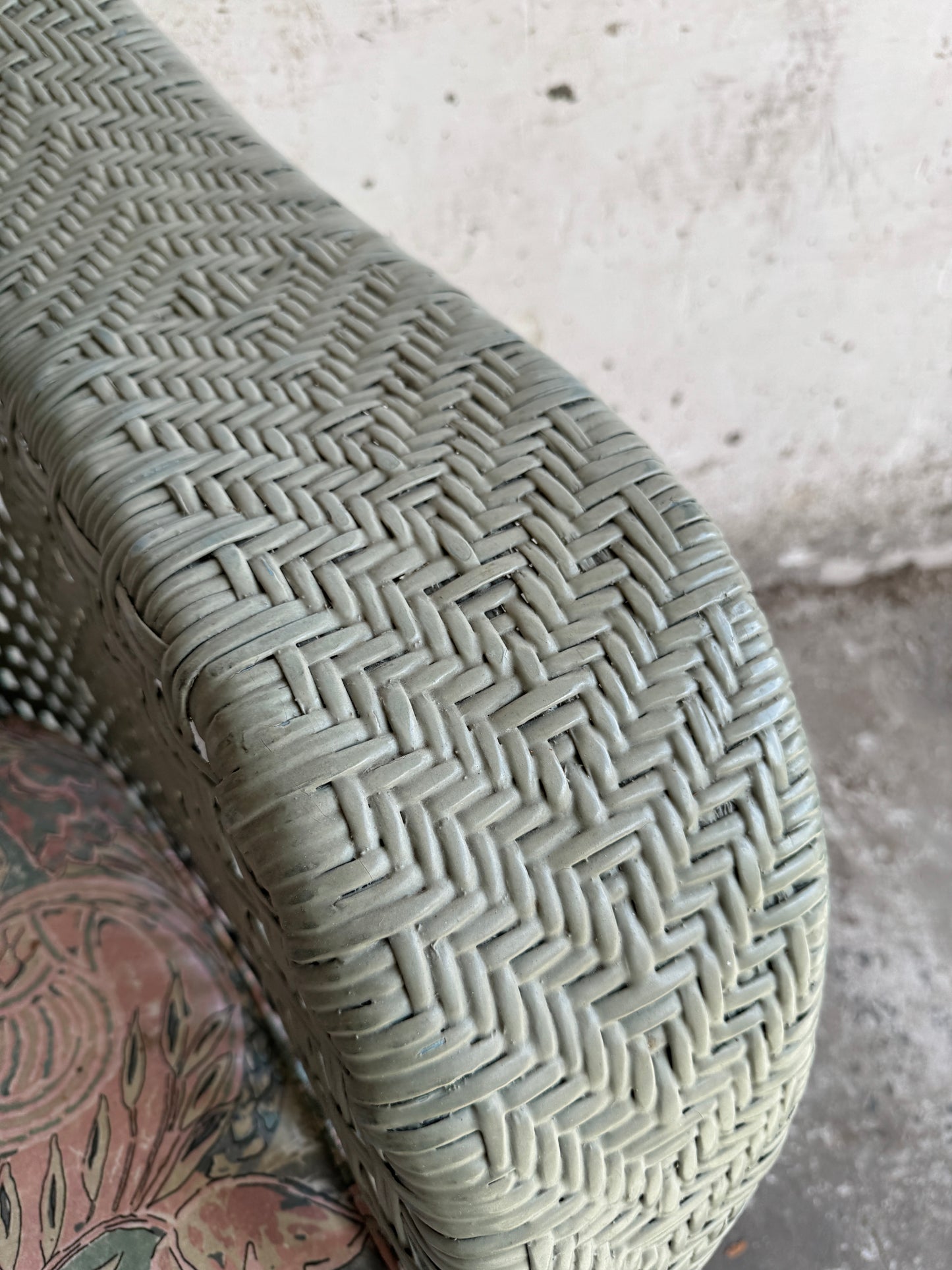 Vintage rieten loungestoel met pastelkleurige kussens – jaren 80