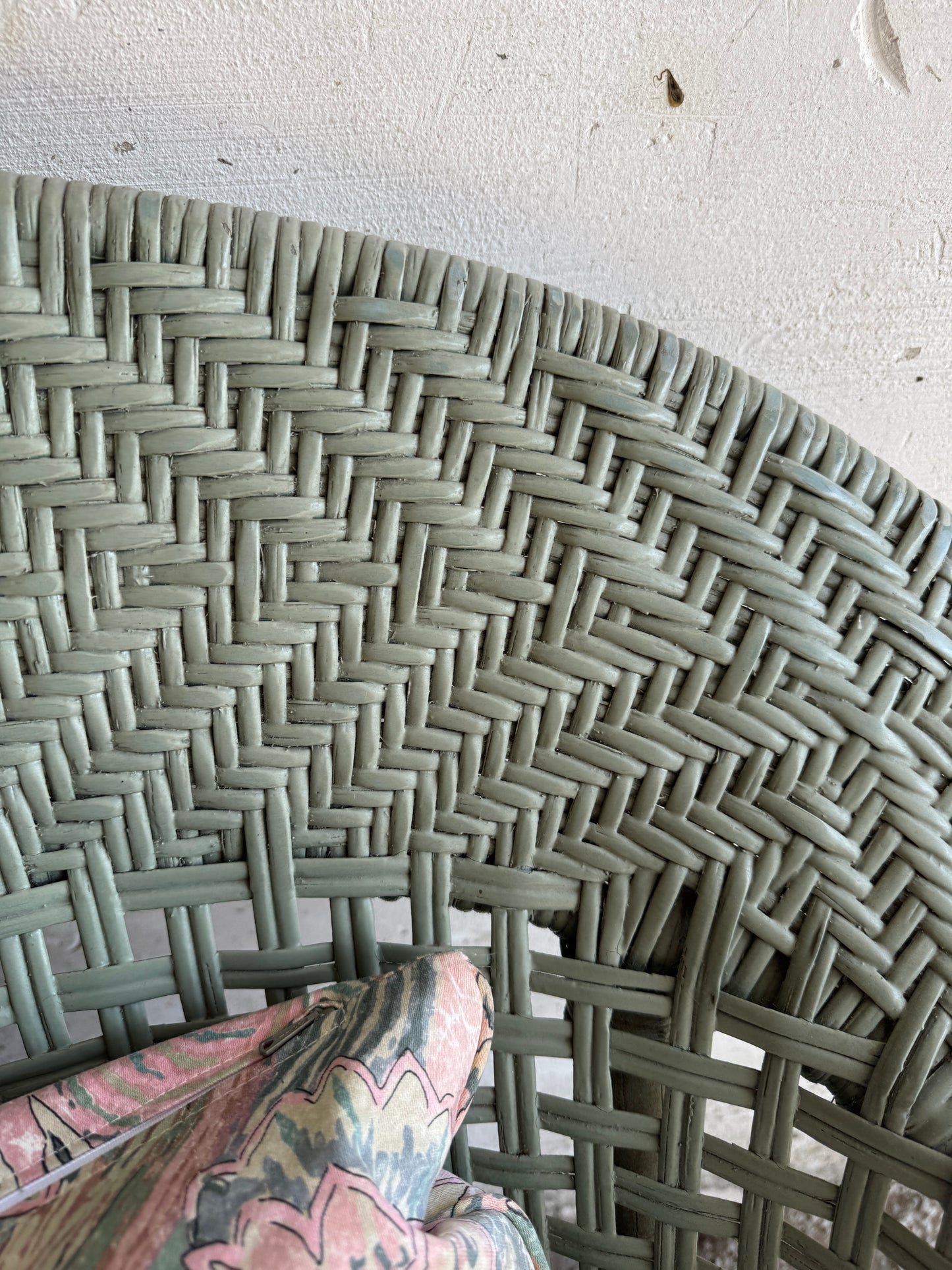 Vintage rieten loungestoel met pastelkleurige kussens – jaren 80