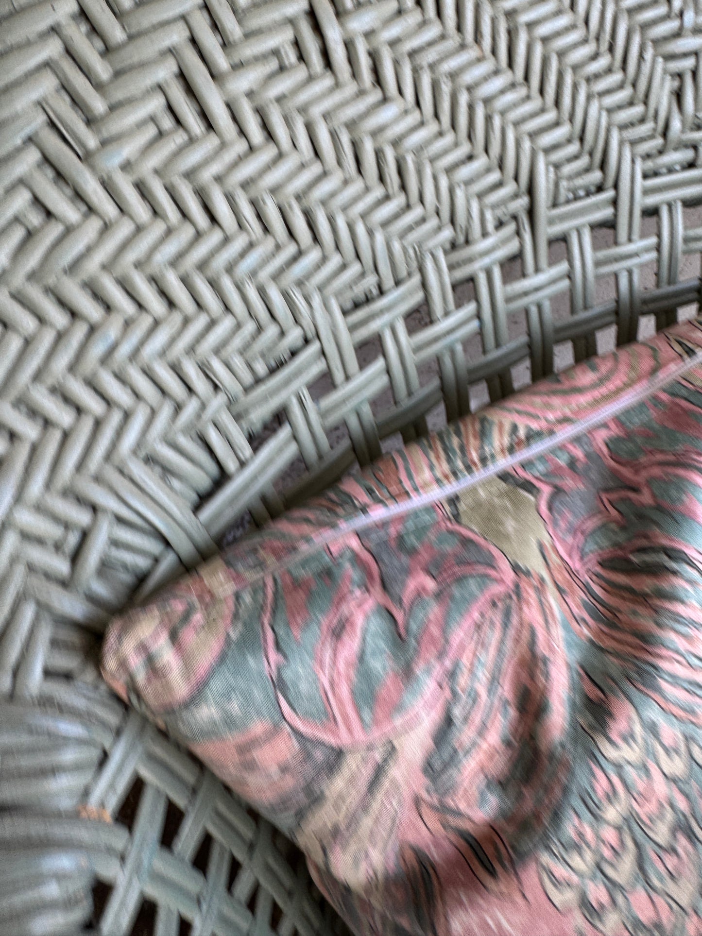 Vintage rieten loungestoel met pastelkleurige kussens – jaren 80