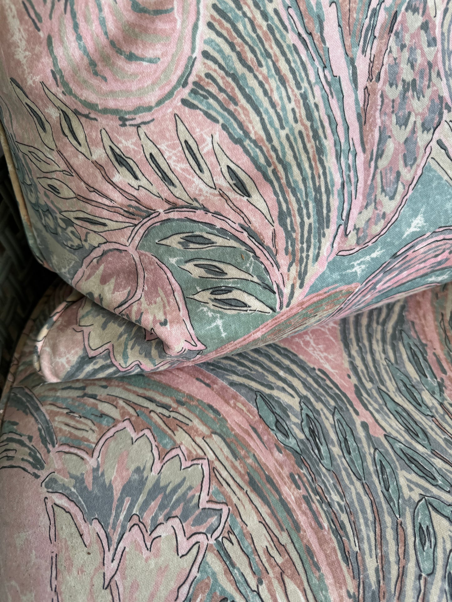 Vintage rieten loungestoel met pastelkleurige kussens – jaren 80