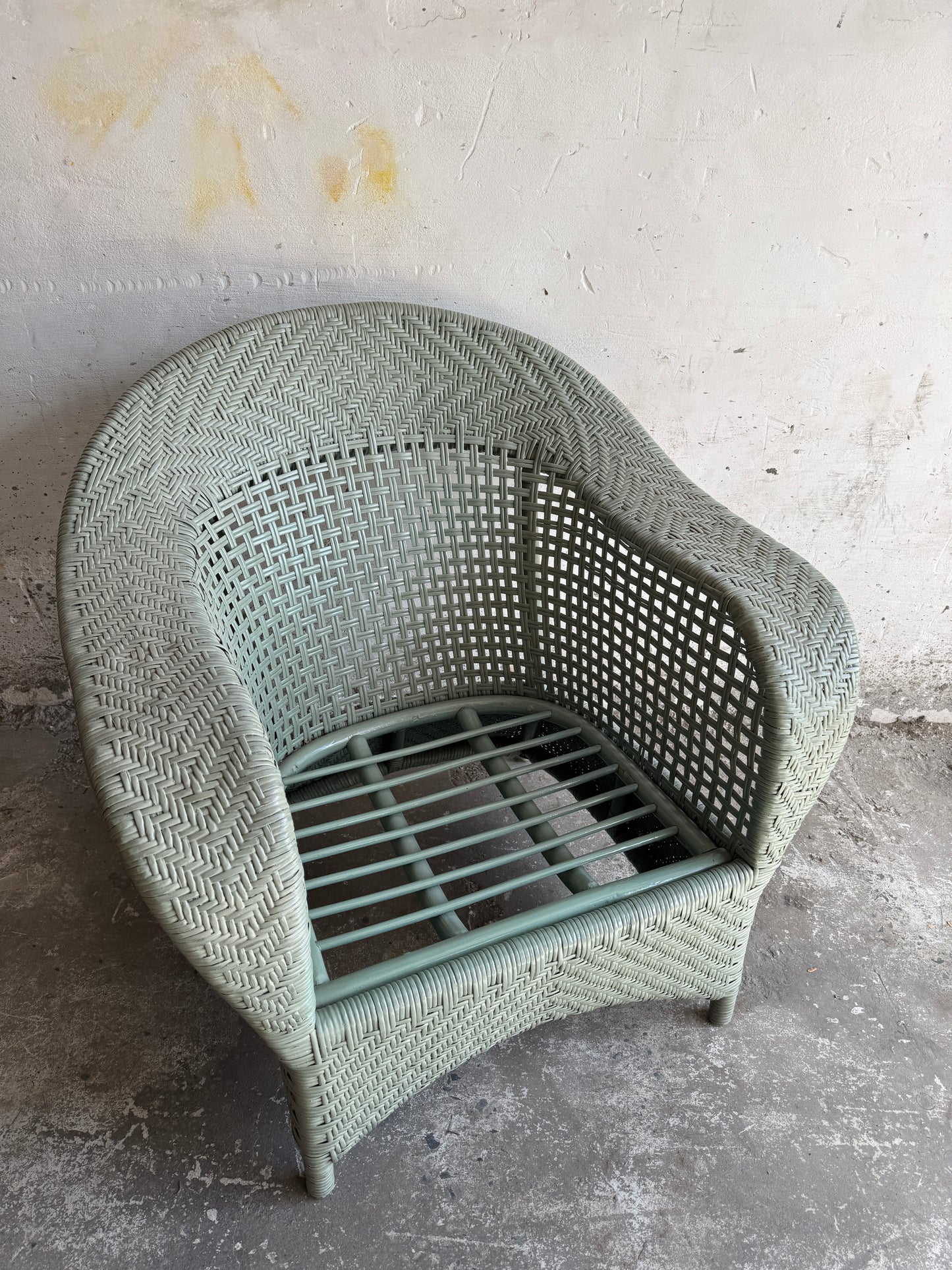 Vintage rieten loungestoel met pastelkleurige kussens – jaren 80
