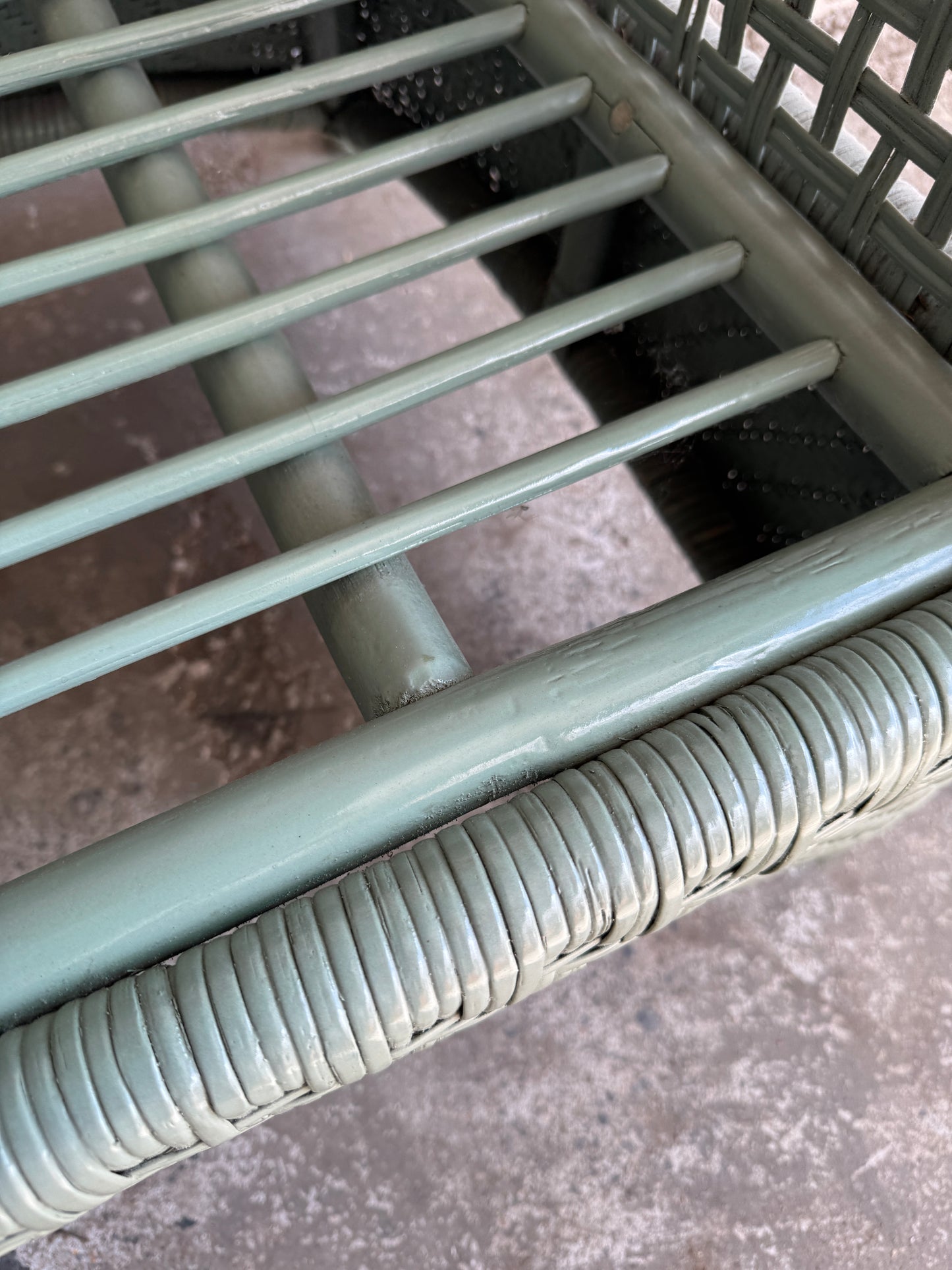 Vintage rieten loungestoel met pastelkleurige kussens – jaren 80