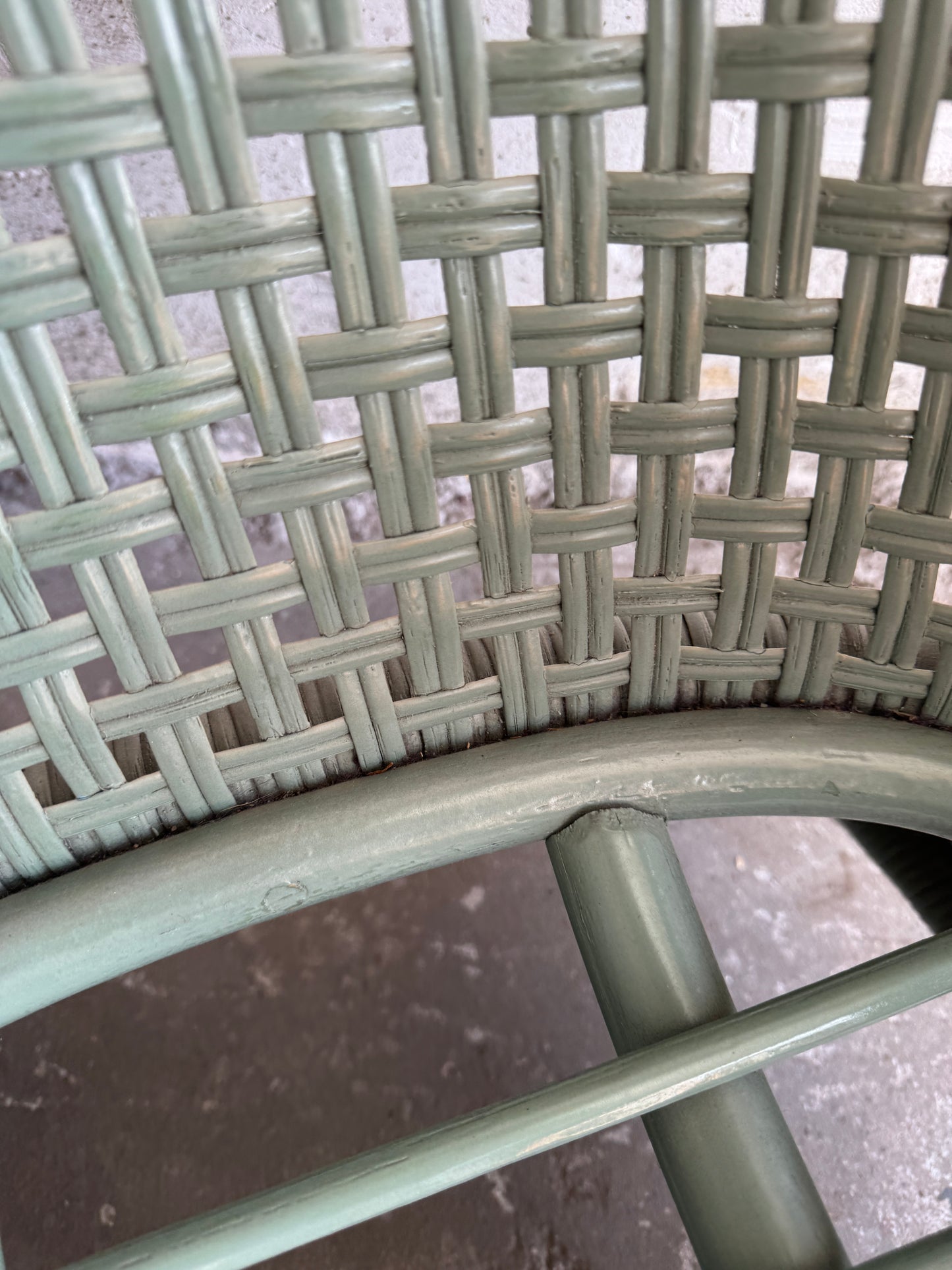 Vintage rieten loungestoel met pastelkleurige kussens – jaren 80