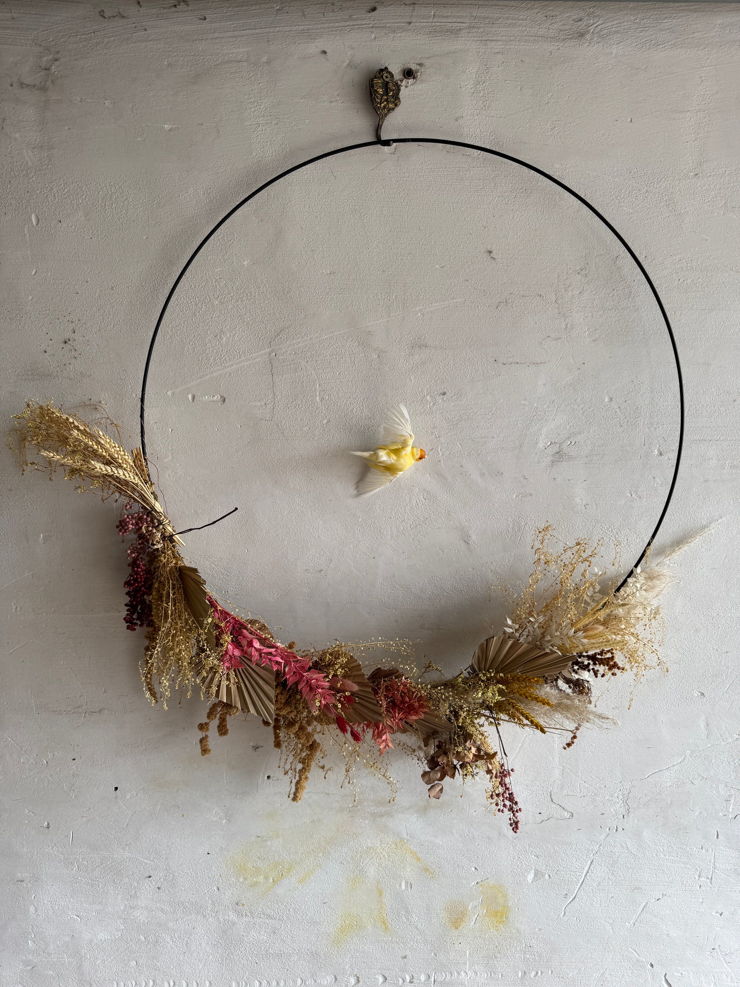 Grote gedroogde bloemenmuurkrans met vogeldetail – handgemaakt