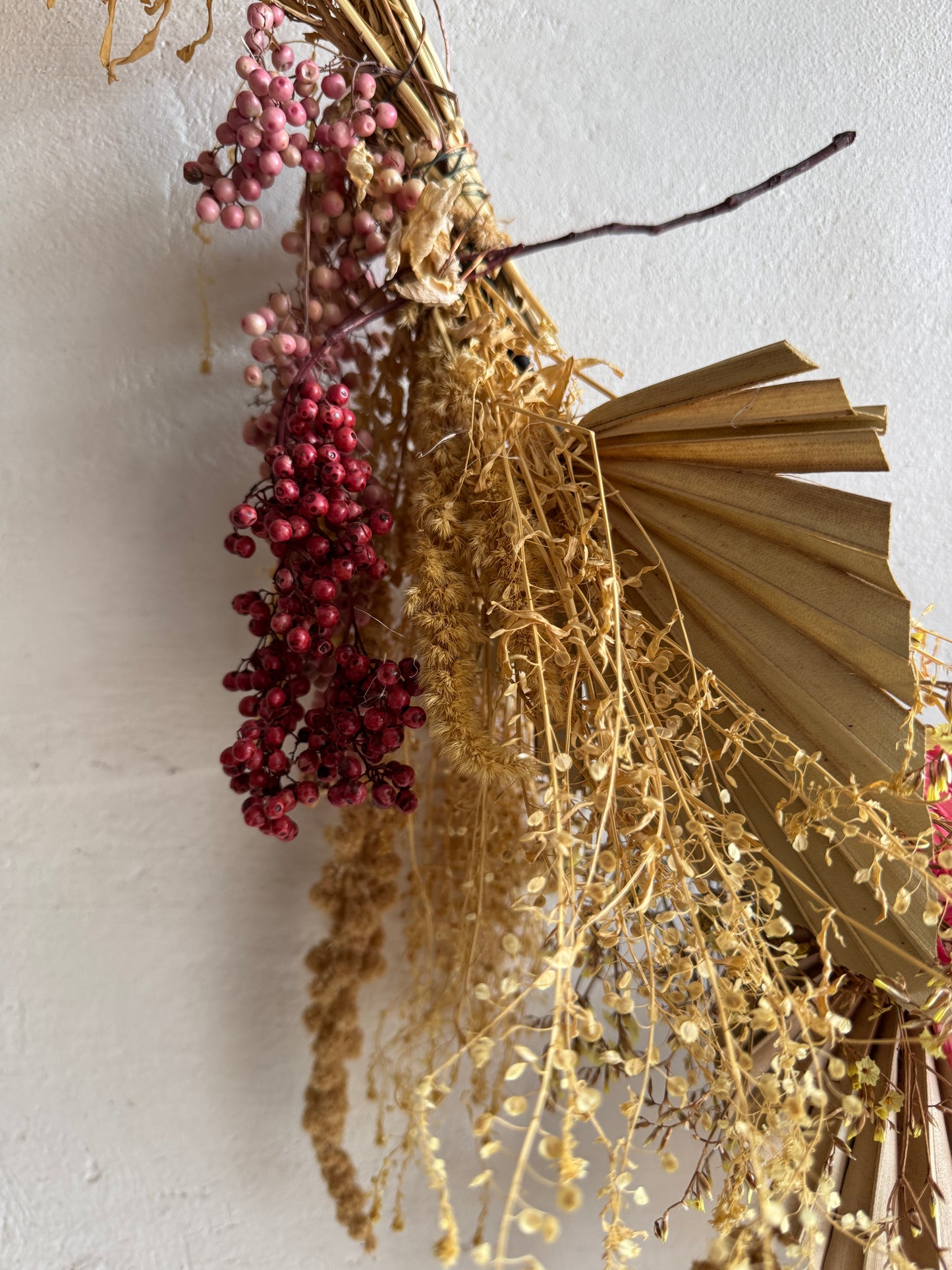 Grote gedroogde bloemenmuurkrans met vogeldetail – handgemaakt