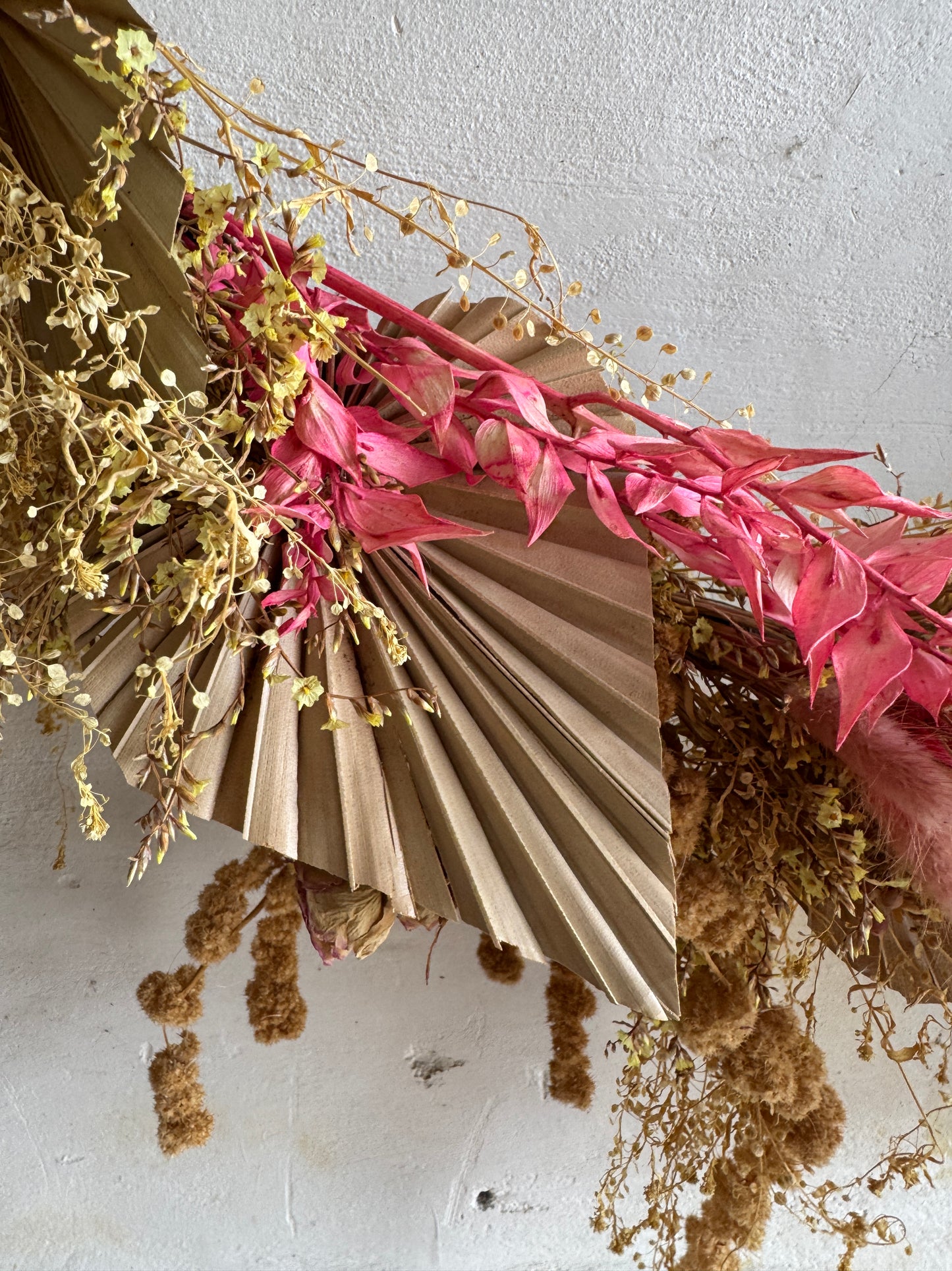 Grote gedroogde bloemenmuurkrans met vogeldetail – handgemaakt