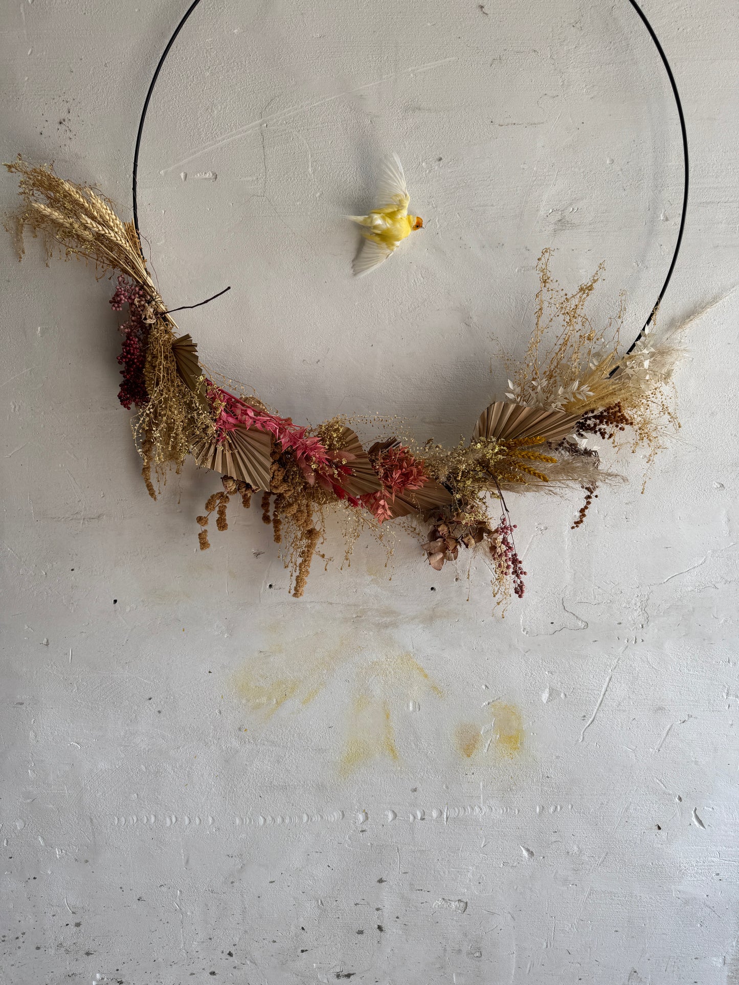 Grote gedroogde bloemenmuurkrans met vogeldetail – handgemaakt