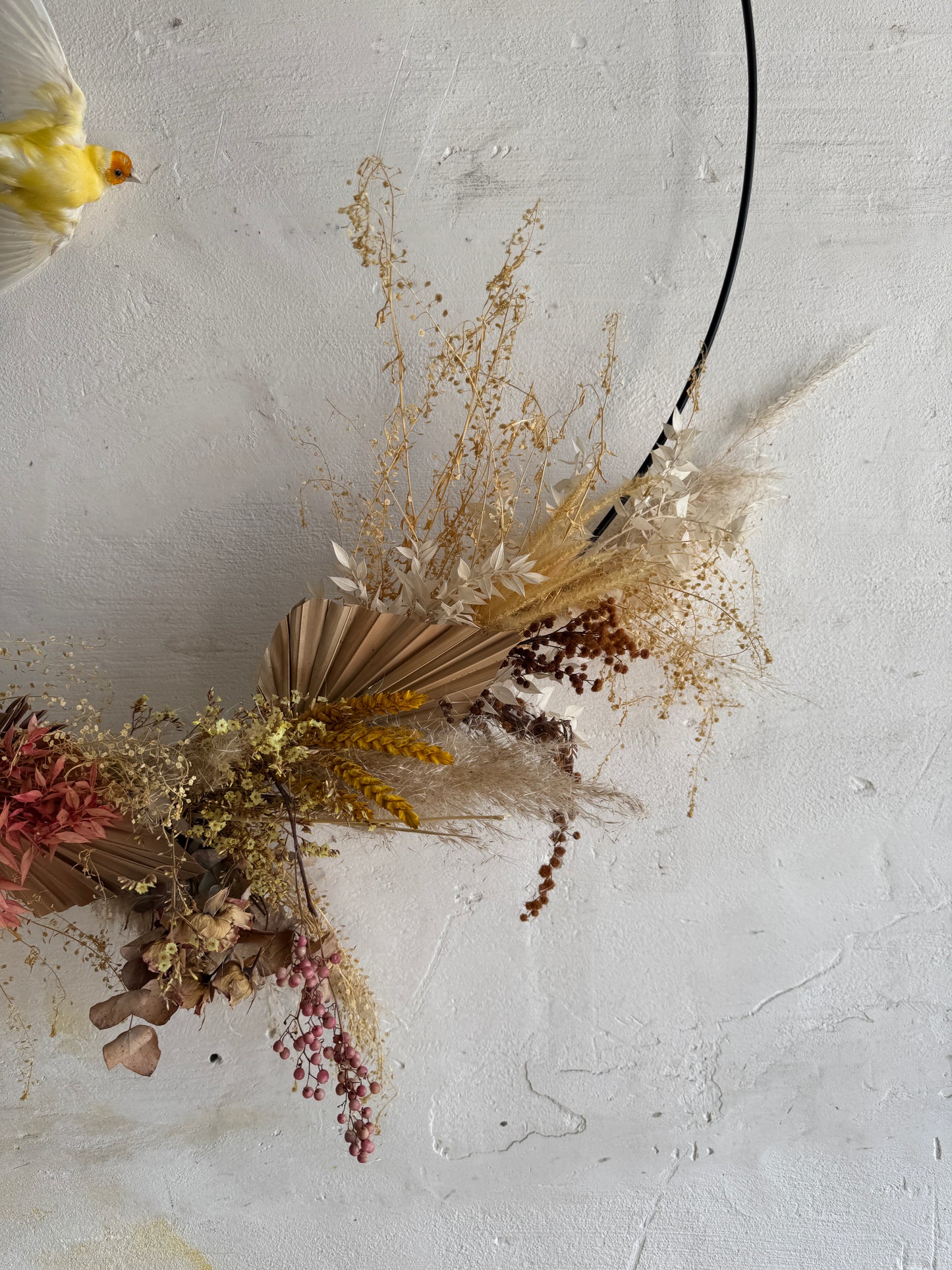 Grote gedroogde bloemenmuurkrans met vogeldetail – handgemaakt