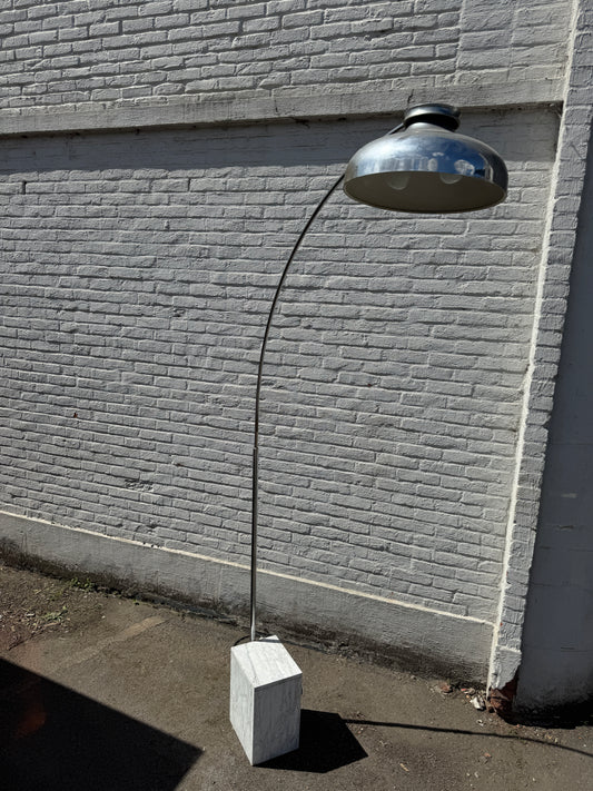 Extra grote Italiaanse boogvormige vloerlamp met marmeren voet – ontwerp uit de jaren 70
