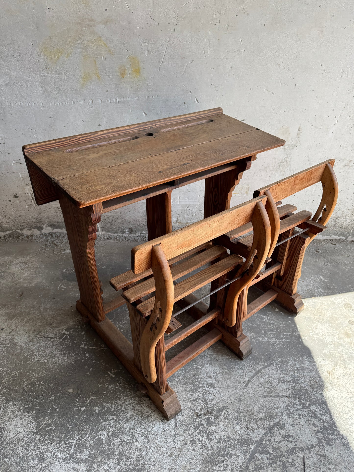 Antieke houten schoolbank met twee banken – begin 20e eeuw
