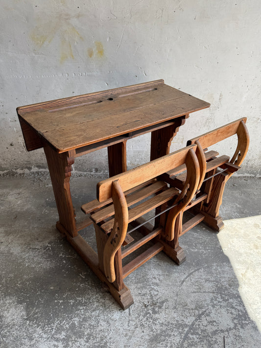 Antieke houten schoolbank met twee banken – begin 20e eeuw