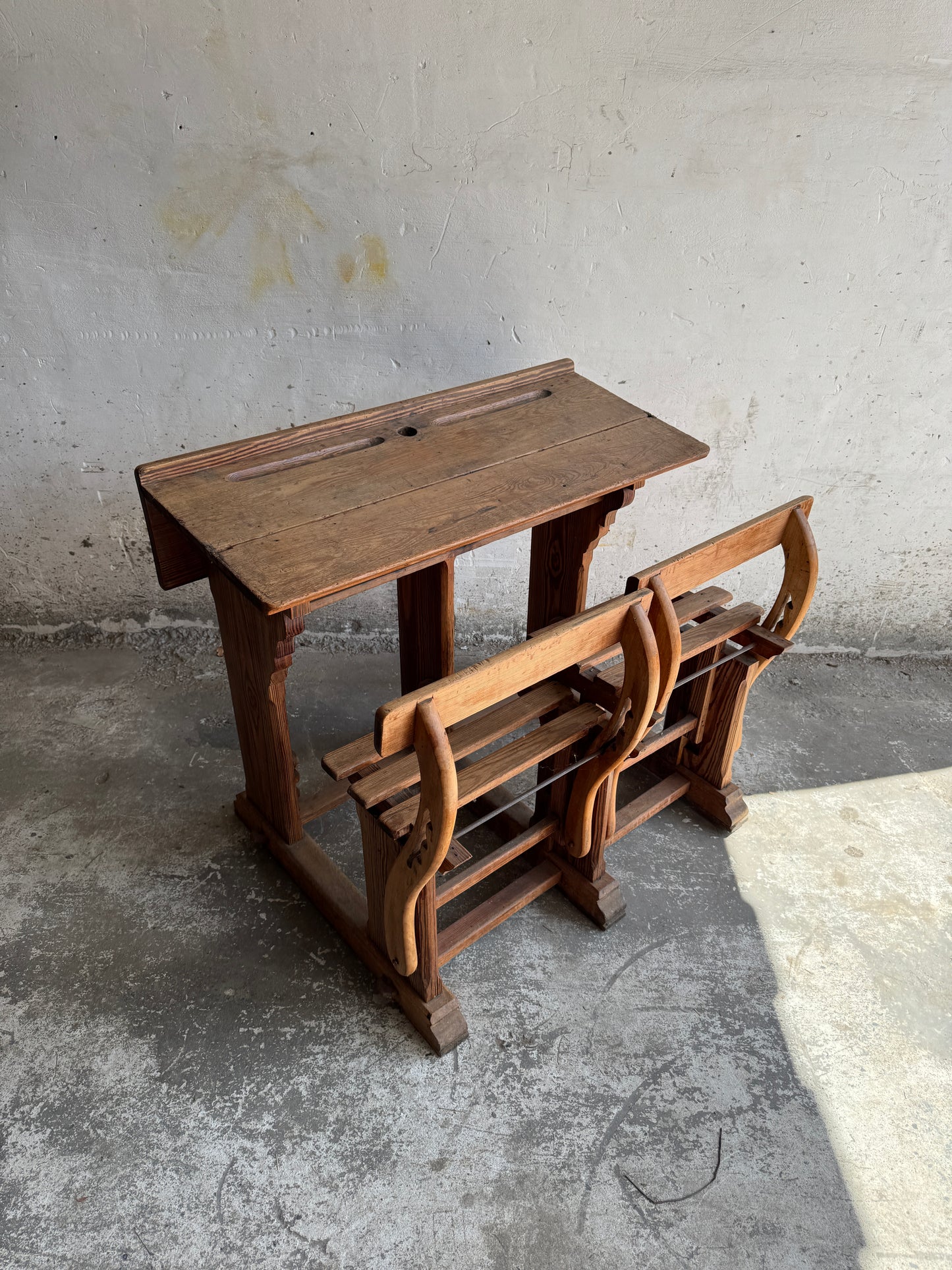 Antieke houten schoolbank met twee banken – begin 20e eeuw