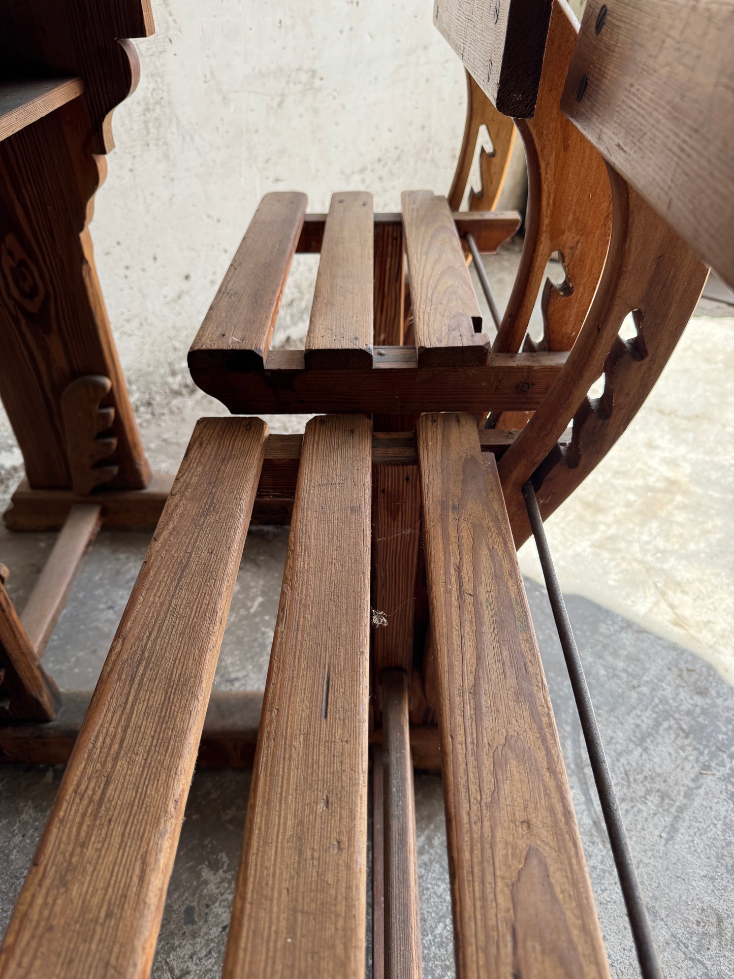 Antieke houten schoolbank met twee banken – begin 20e eeuw