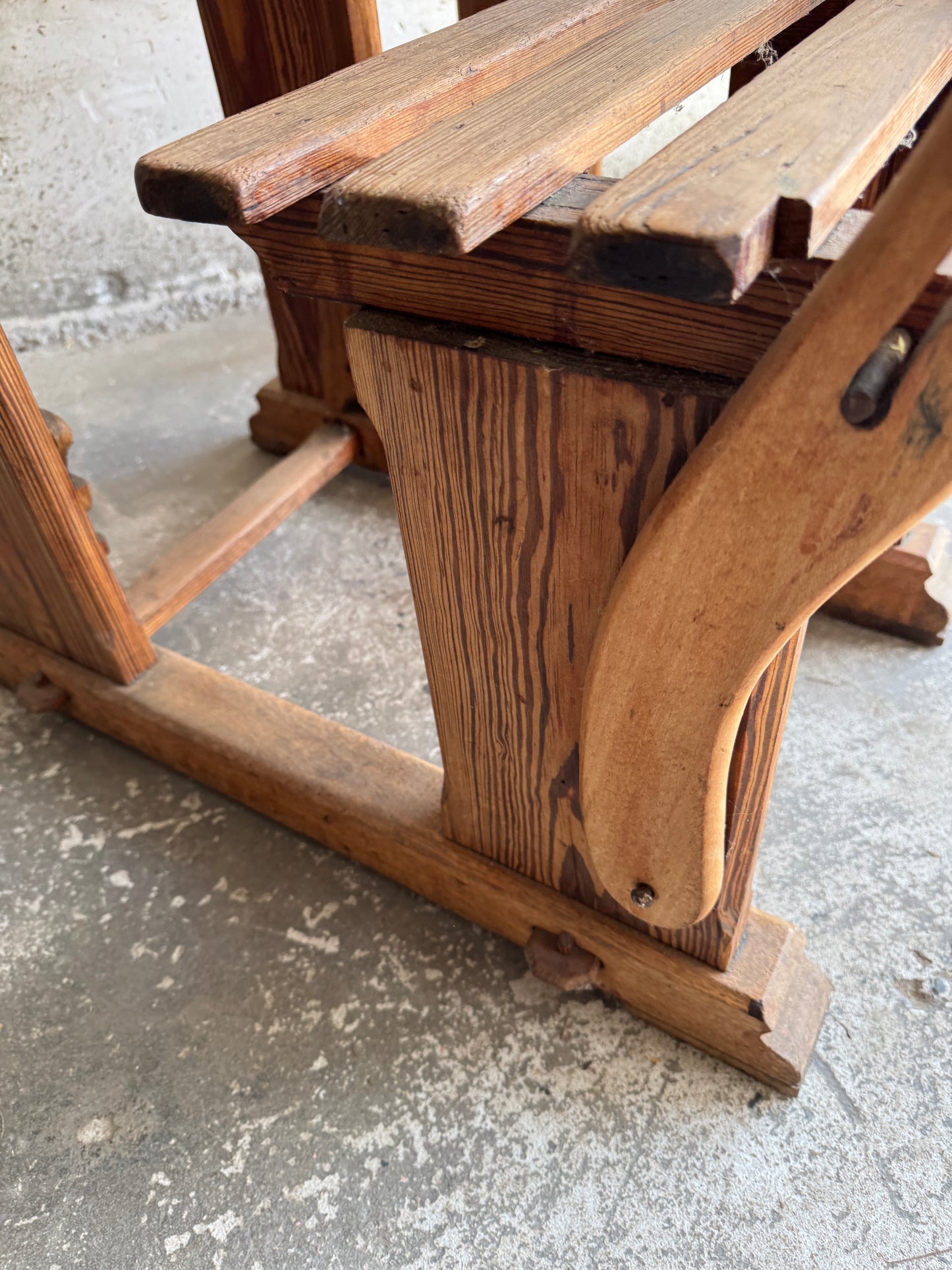 Antieke houten schoolbank met twee banken – begin 20e eeuw