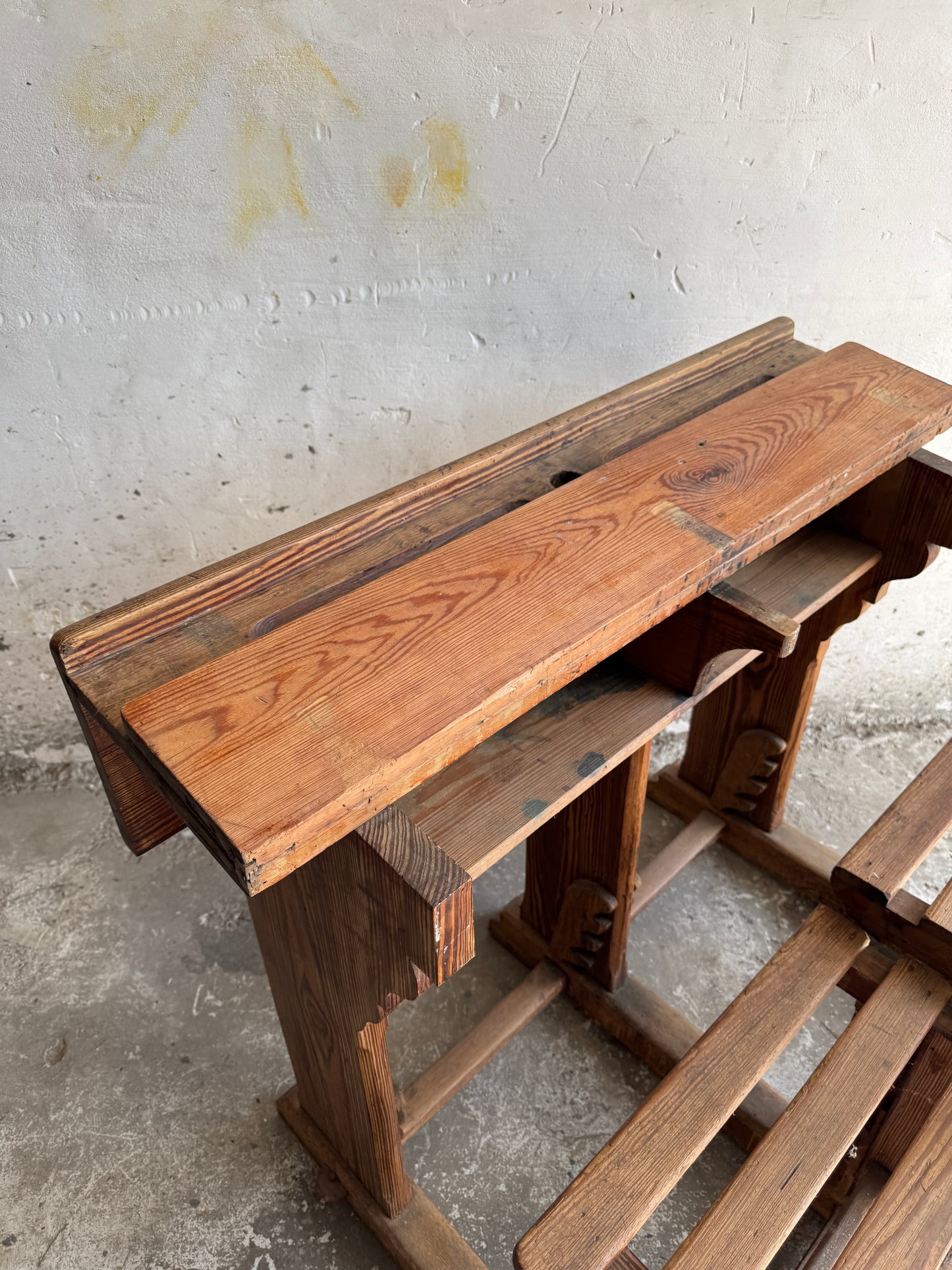 Antieke houten schoolbank met twee banken – begin 20e eeuw