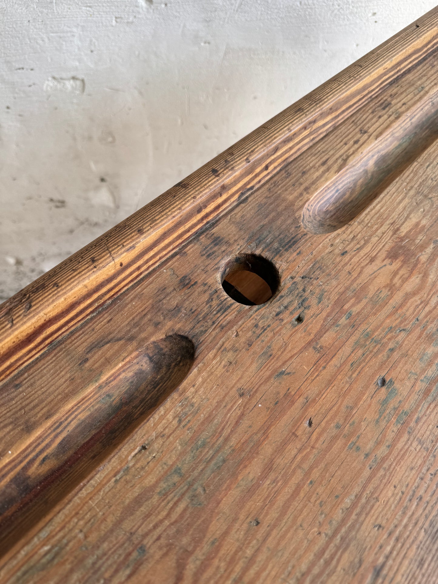 Antieke houten schoolbank met twee banken – begin 20e eeuw