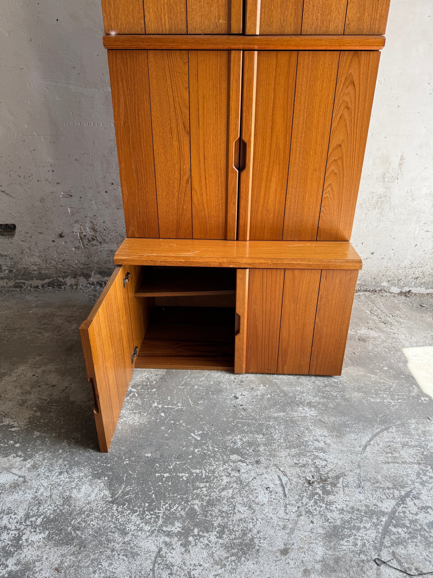 Grand meuble danois en teck avec poignées intégrées – Design modulaire des années 1970