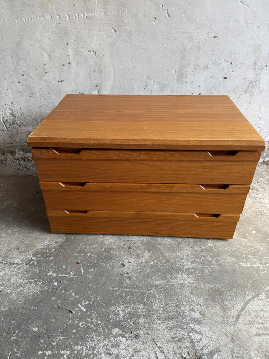 Deense teakhouten lage ladekast met drie lades – minimalistisch design uit de jaren 70