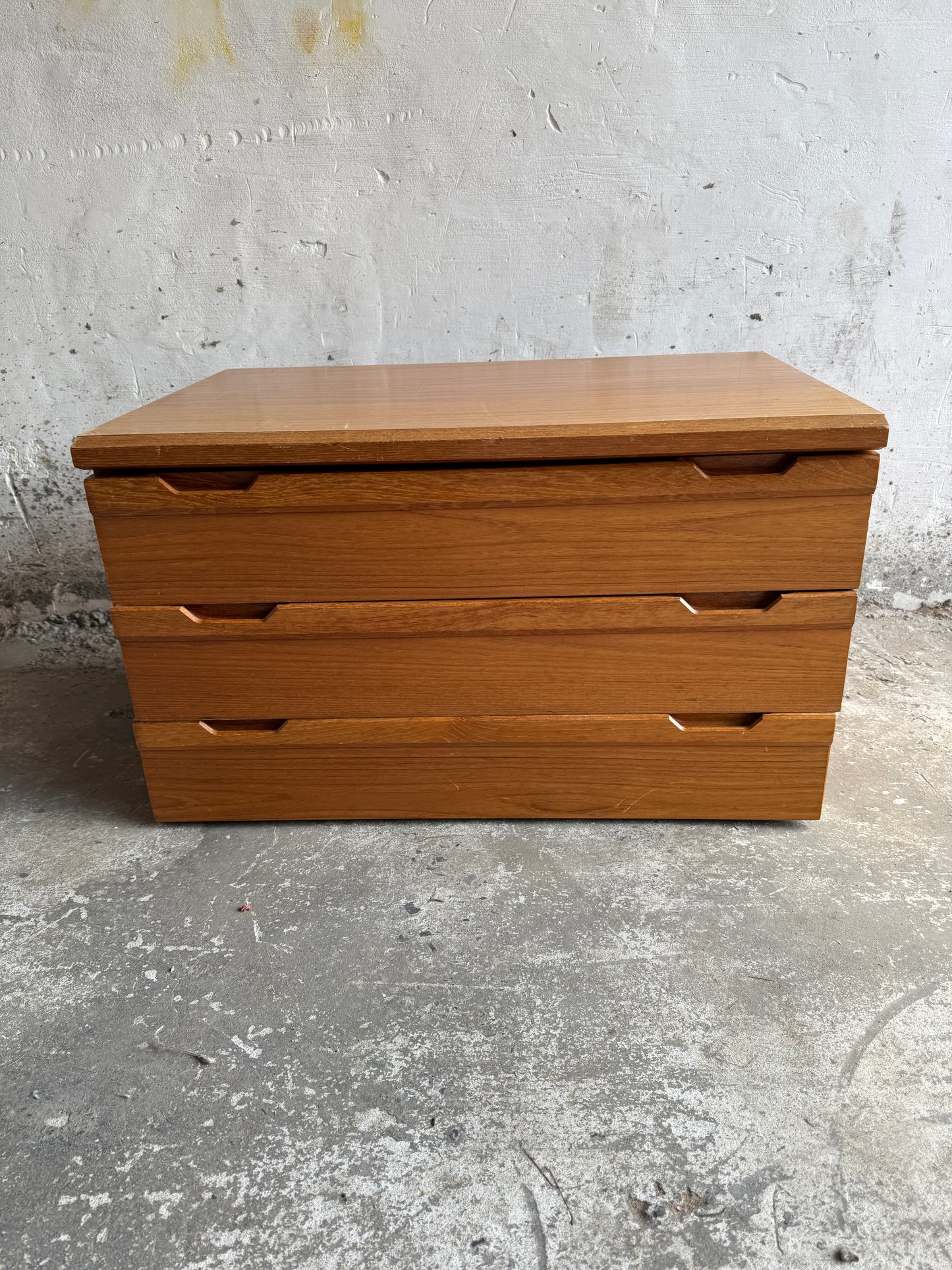 Deense teakhouten lage ladekast met drie lades – minimalistisch design uit de jaren 70