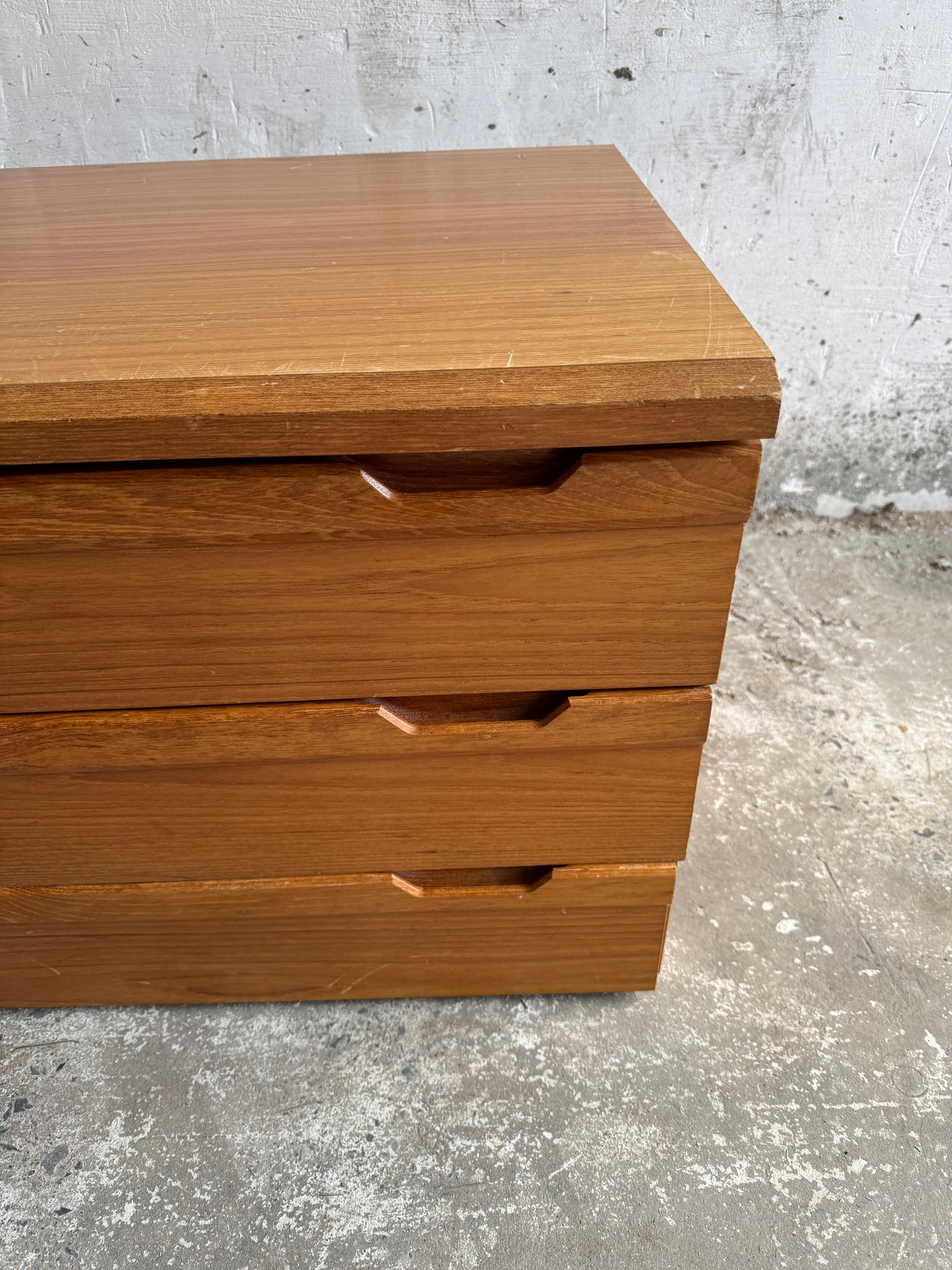 Deense teakhouten lage ladekast met drie lades – minimalistisch design uit de jaren 70