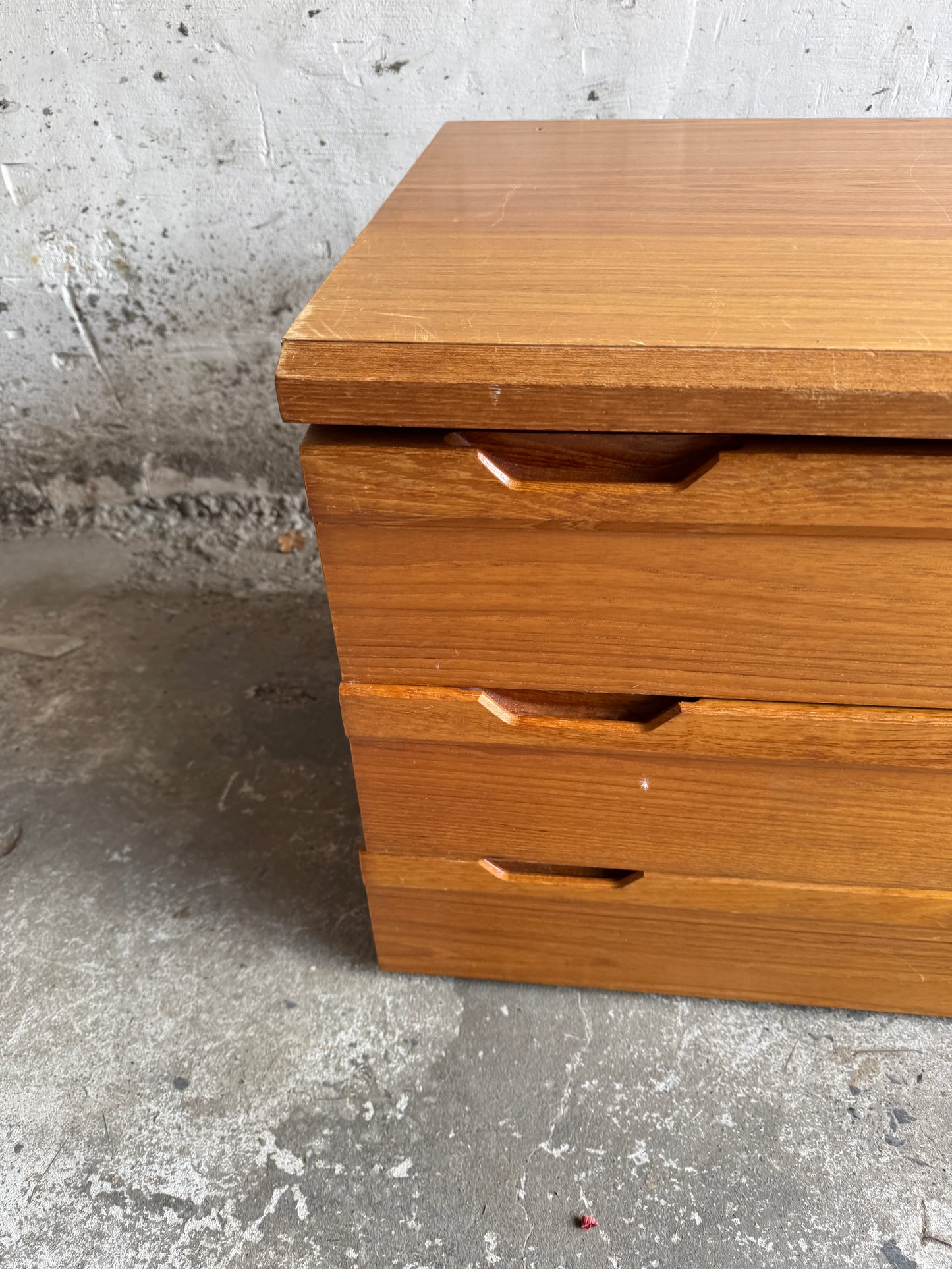 Deense teakhouten lage ladekast met drie lades – minimalistisch design uit de jaren 70