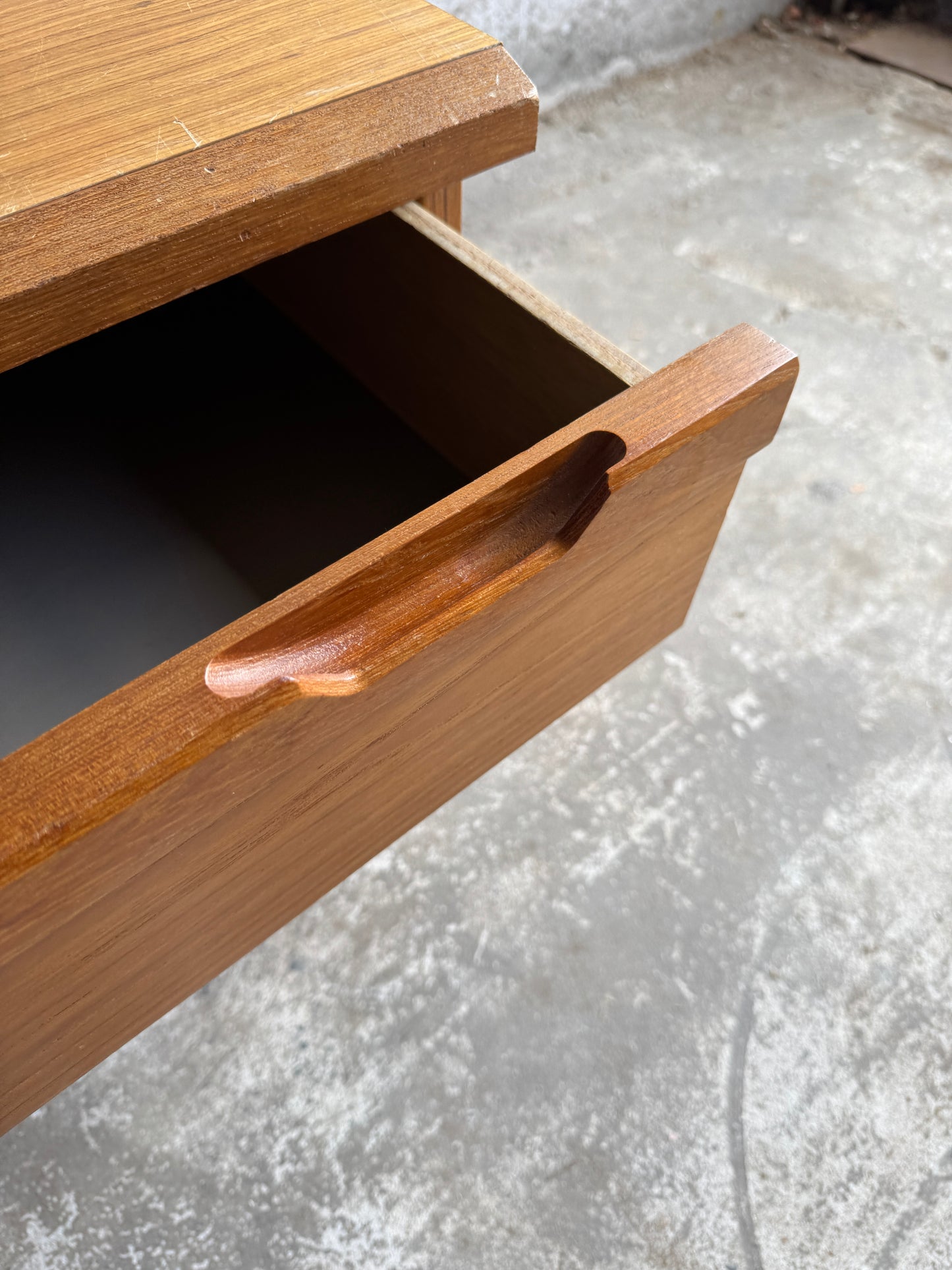Deense teakhouten lage ladekast met drie lades – minimalistisch design uit de jaren 70