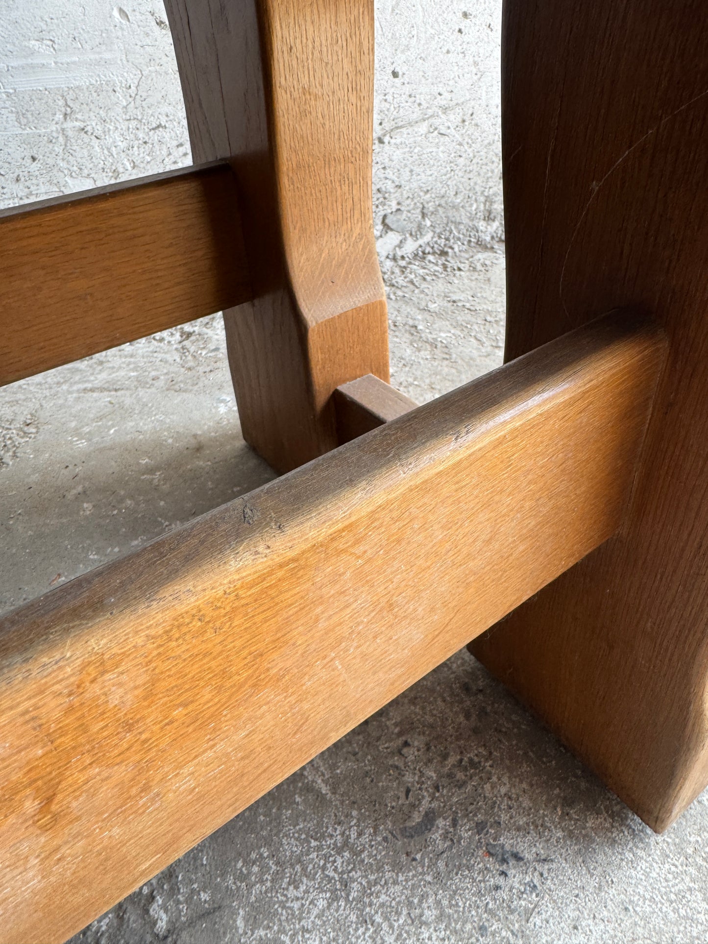 Vintage eiken salontafel met Belgisch blauwstenen blad – Belgisch handwerk uit de jaren 50