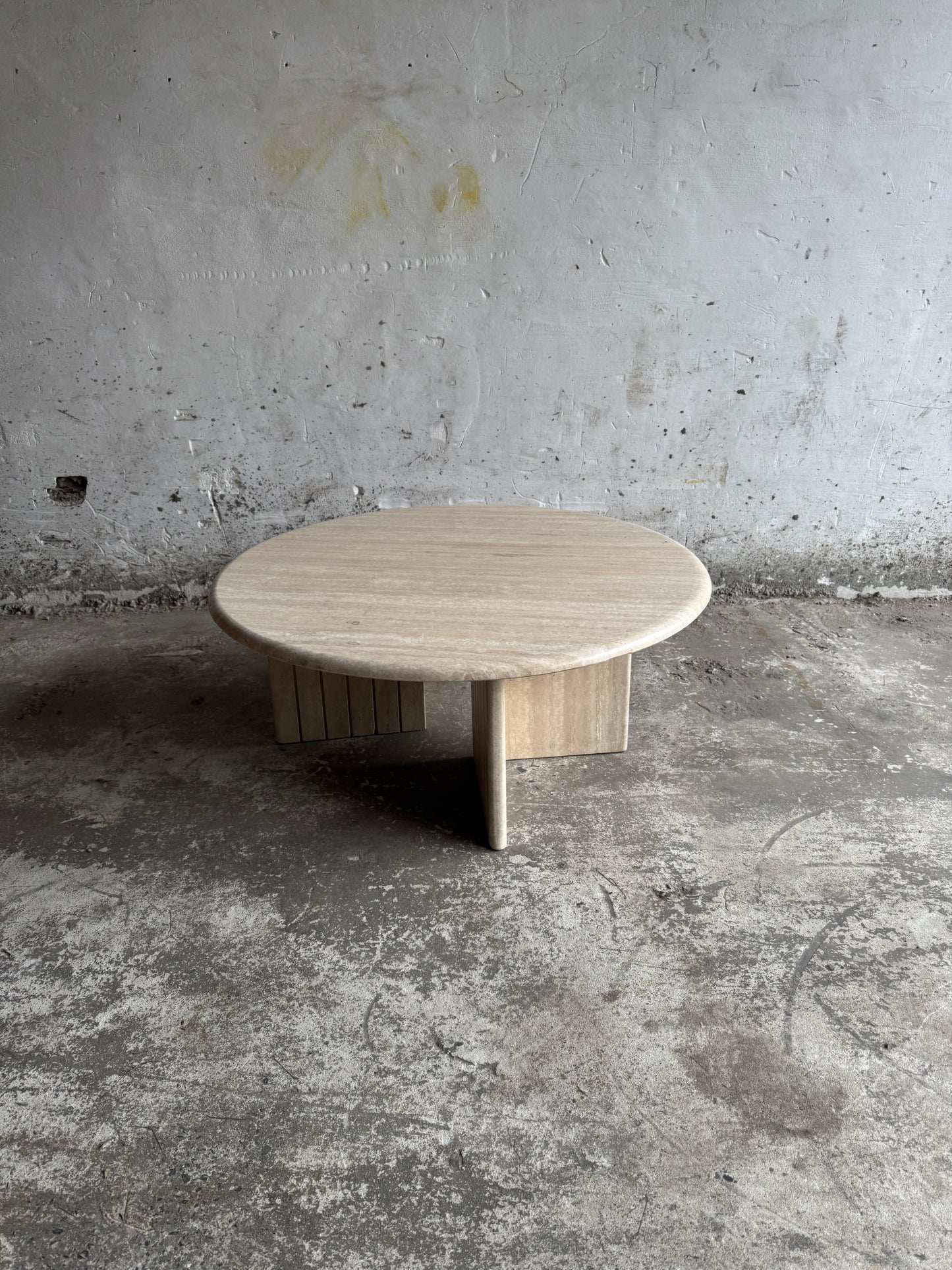 Table basse ronde en travertin – Style moderniste italien, années 1980