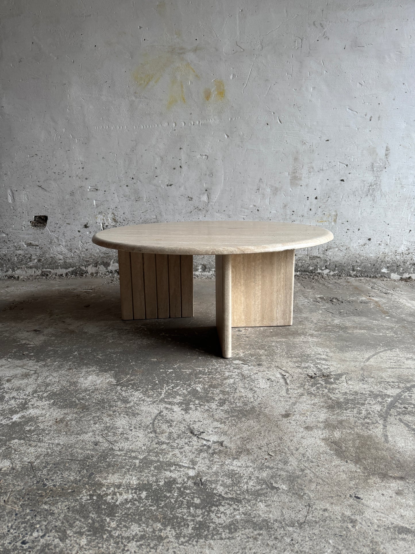 Table basse ronde en travertin – Style moderniste italien, années 1980
