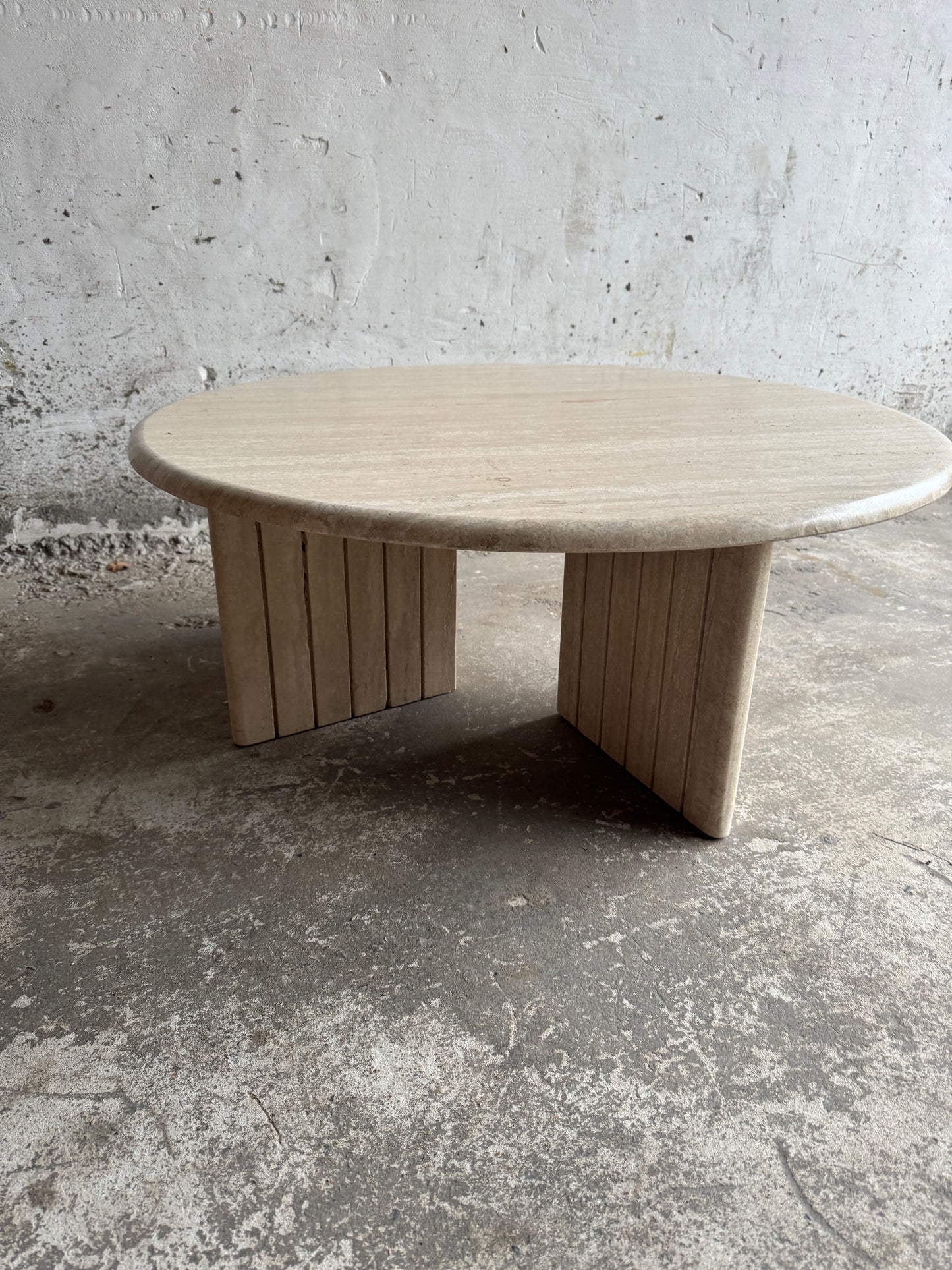 Table basse ronde en travertin – Style moderniste italien, années 1980