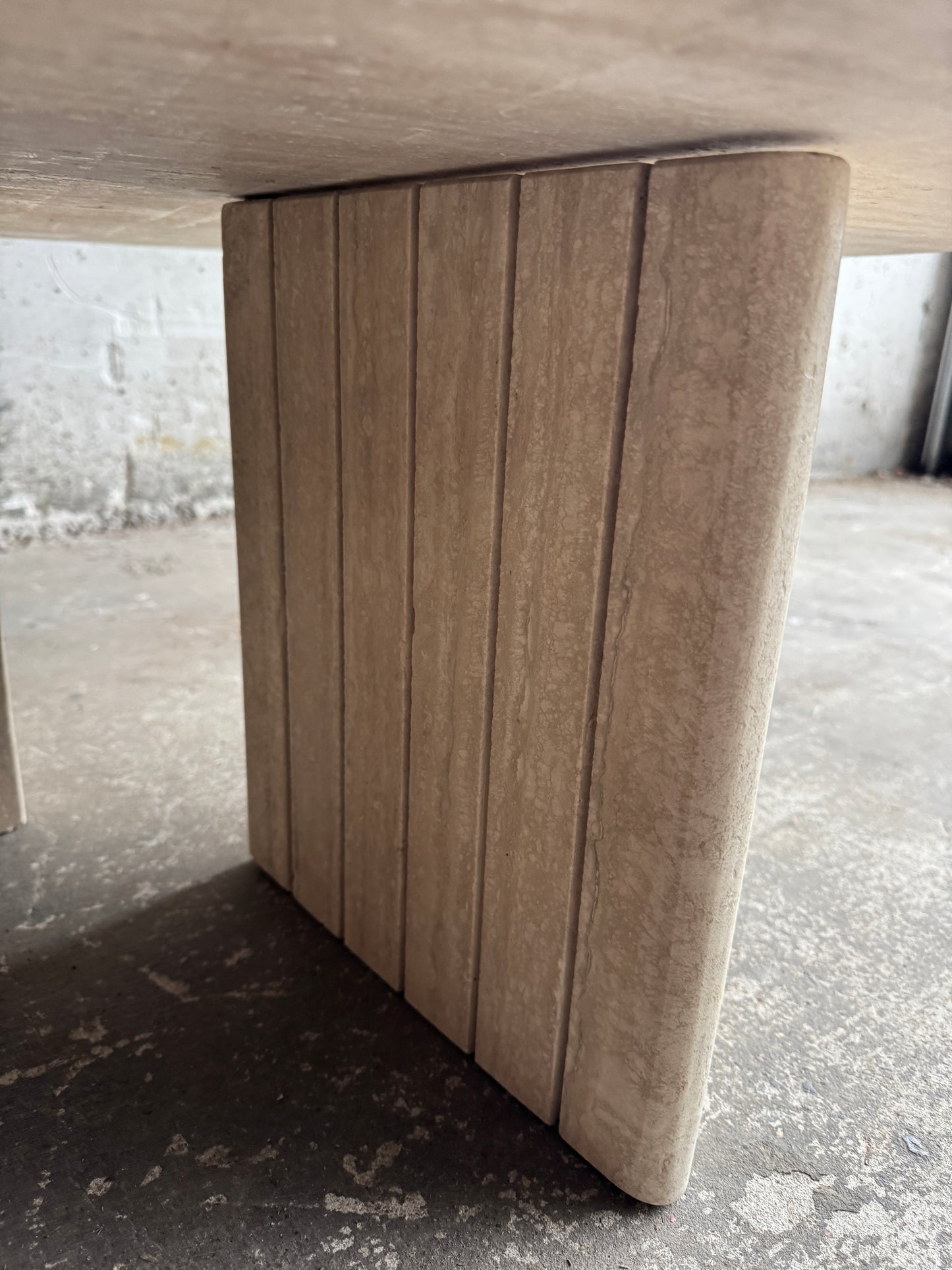 Table basse ronde en travertin – Style moderniste italien, années 1980