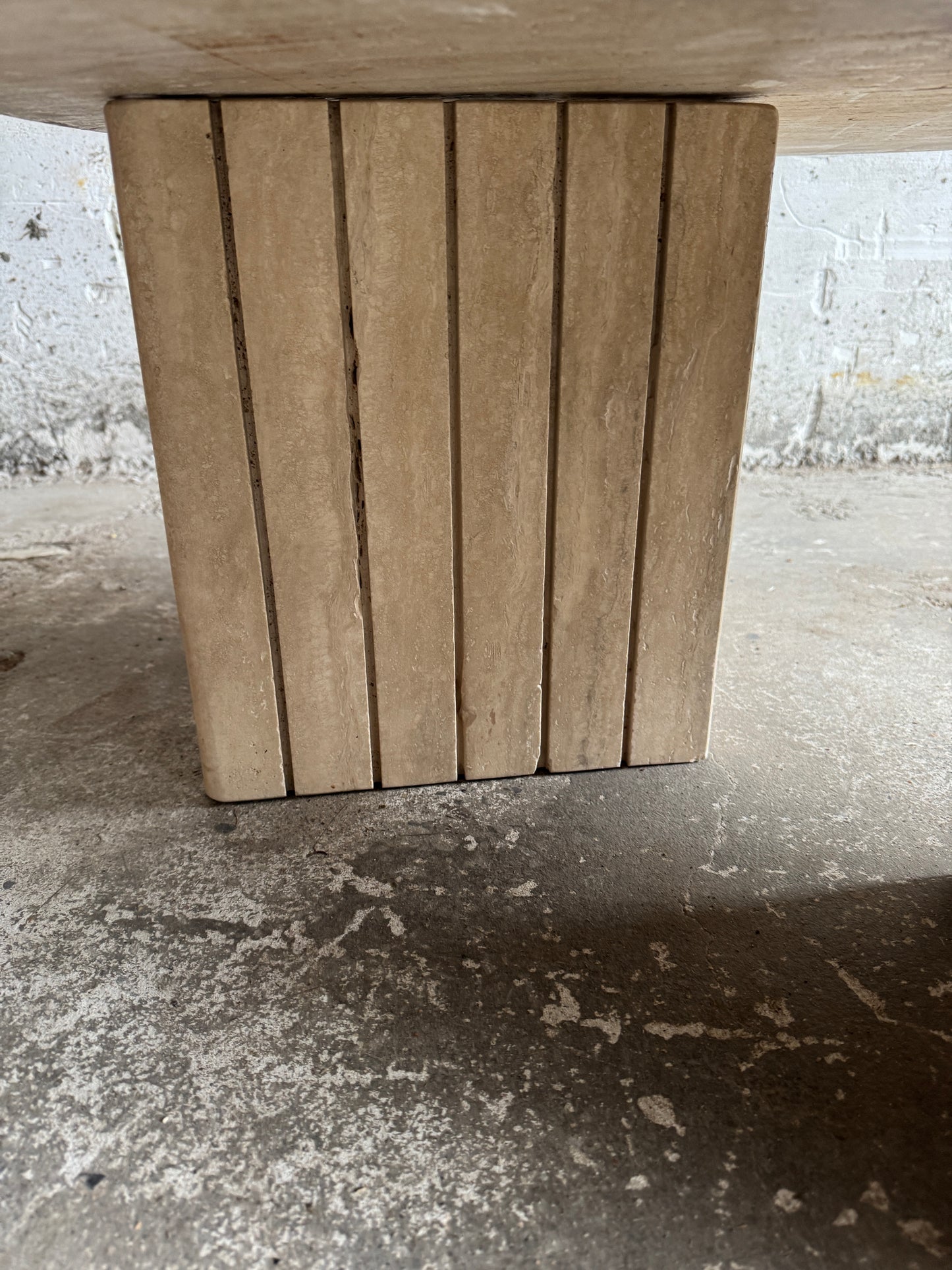 Table basse ronde en travertin – Style moderniste italien, années 1980