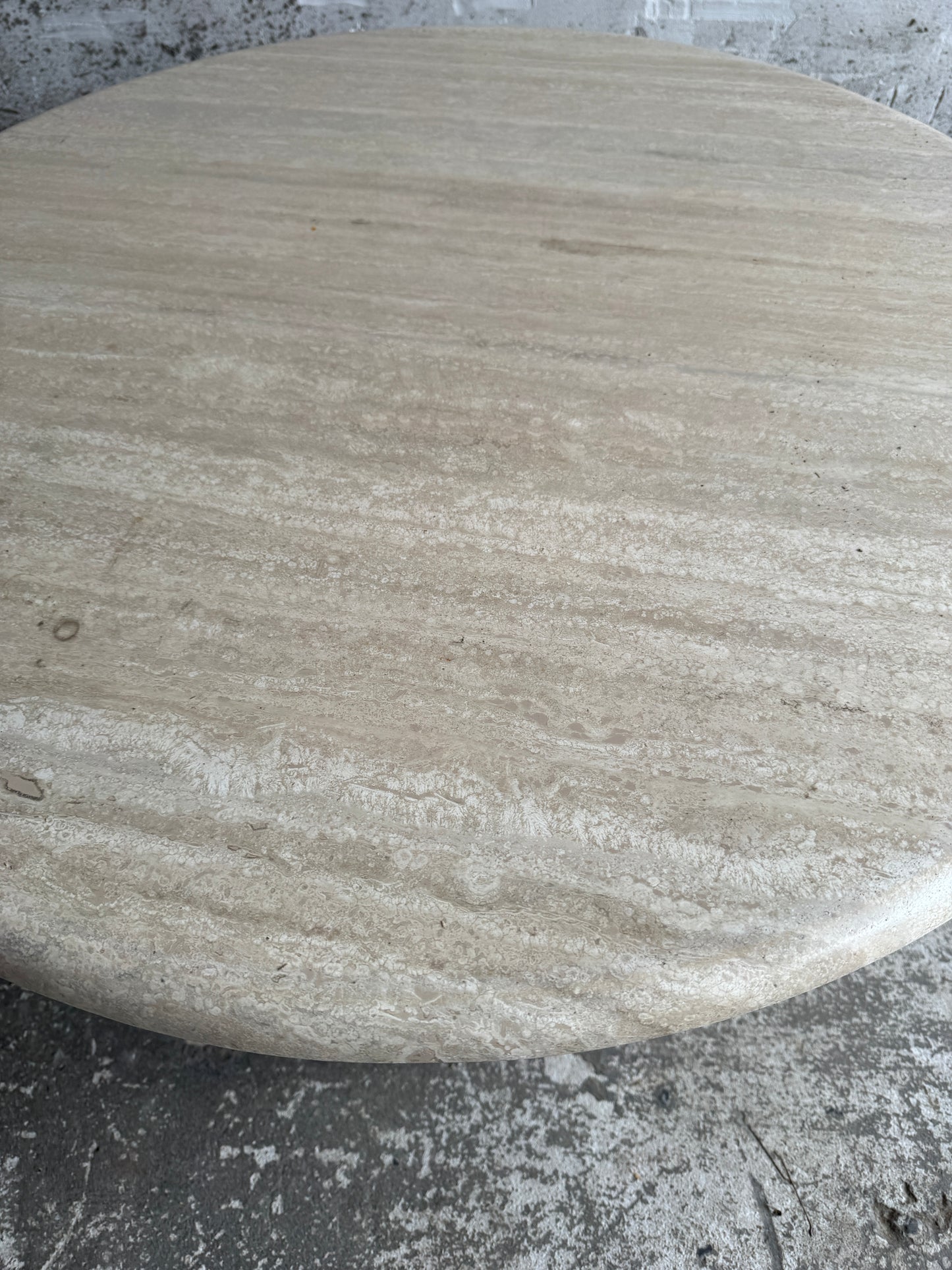 Table basse ronde en travertin – Style moderniste italien, années 1980